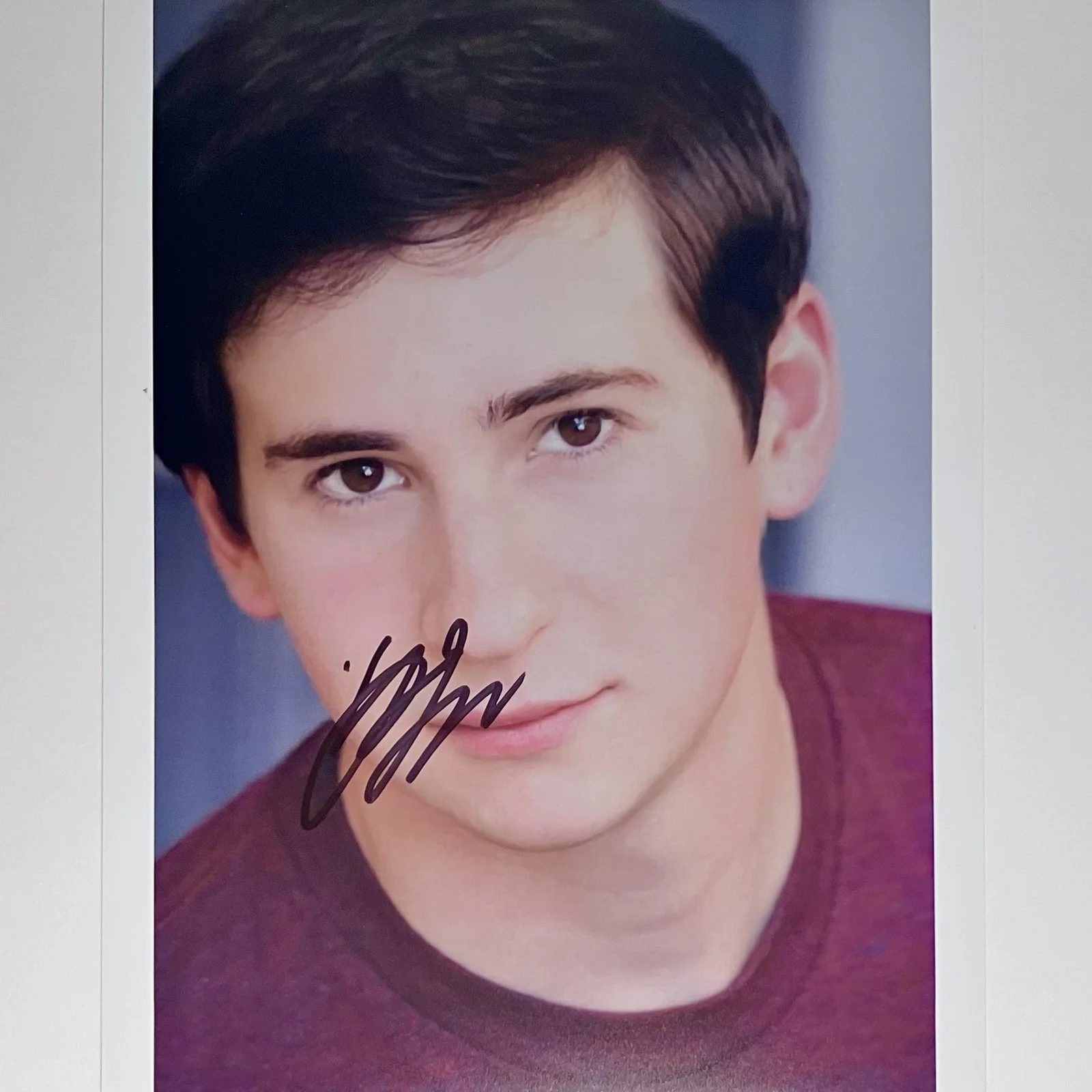 Sam Lerner — THE GOLDBERGS Signed 8x10 / SAM LERNER As Geoff Schwartz / THE SECRET SATURDAYS, image 2