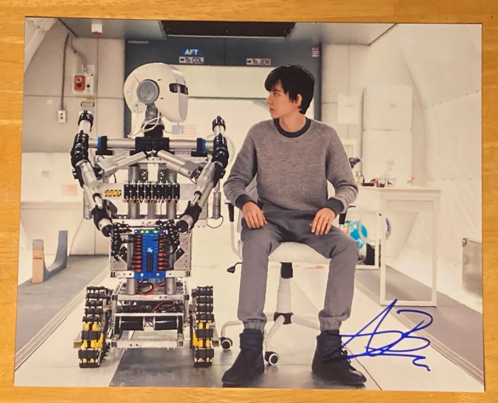 Hand SIGNED Asa Butterfield 10x8 Photo - The Space Between Us, image 2