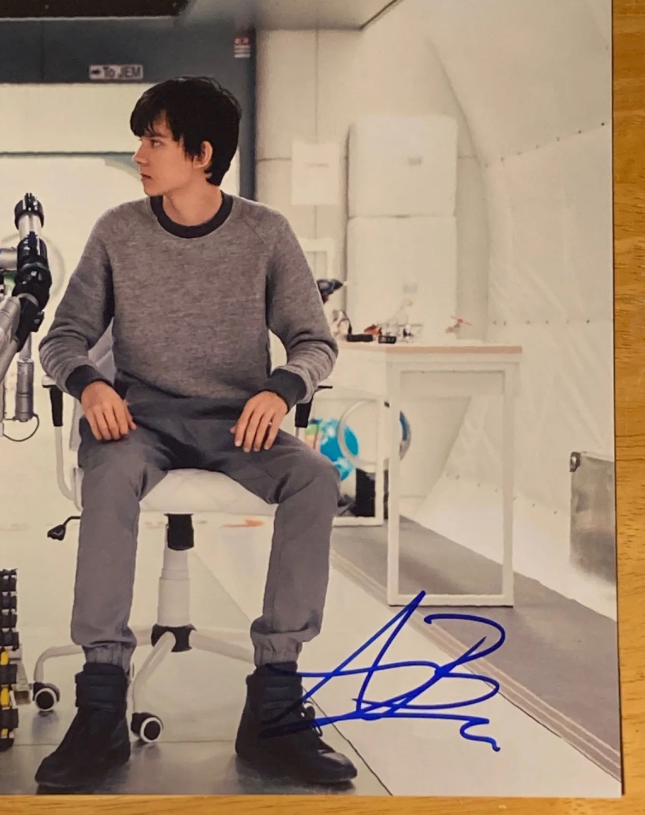 Hand SIGNED Asa Butterfield 10x8 Photo - The Space Between Us, image 3