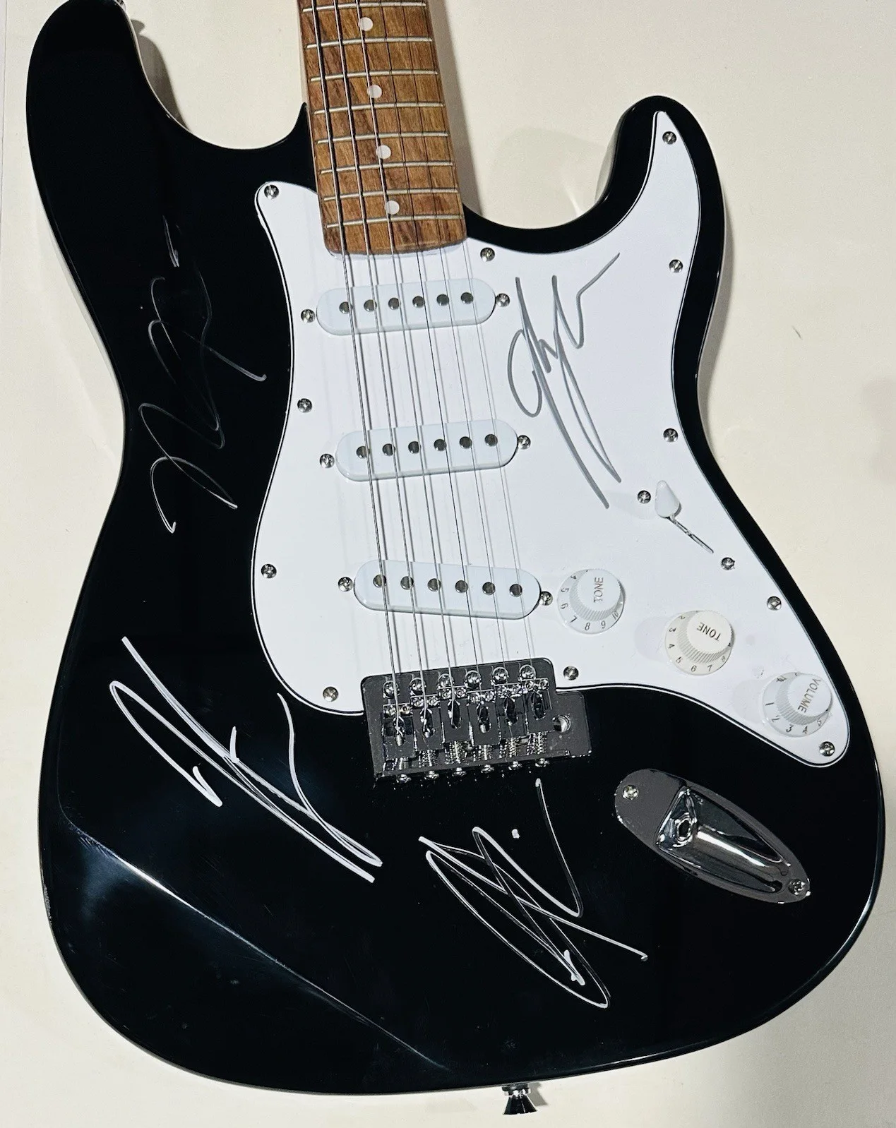 KINGS OF LEON BAND SIGNED GUITAR KINGS OF LEON AUTOGRAPHED GUITAR 4 Members !, изображение 2