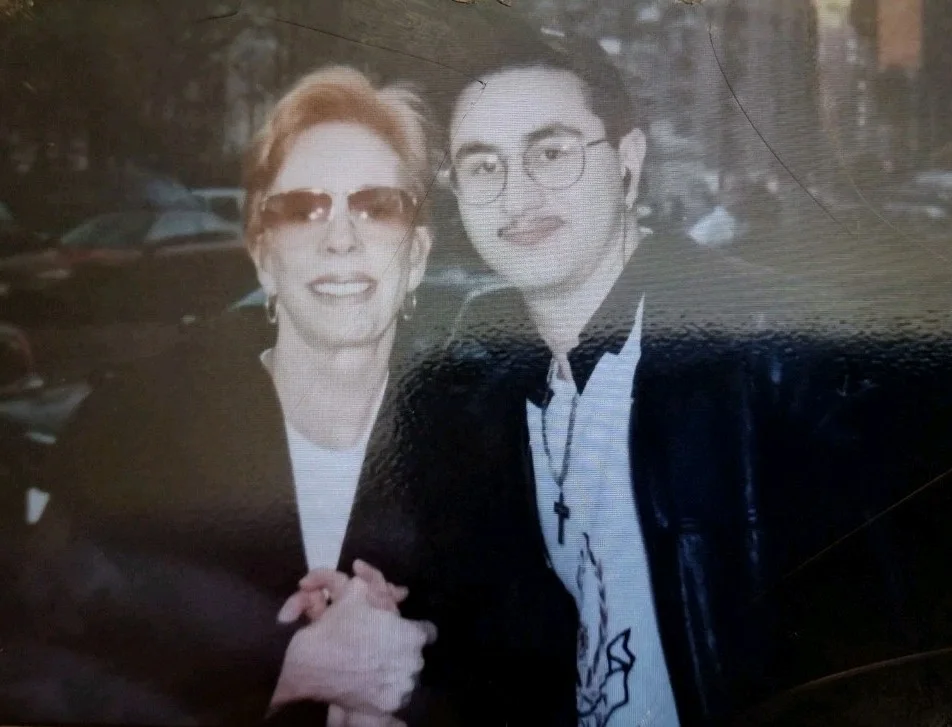 Carol Burnett — CAROL BURNETT - SIGNED 3x5 Index Card " THE CAROL BURNETT SHOW " - W/PROOF, image 3