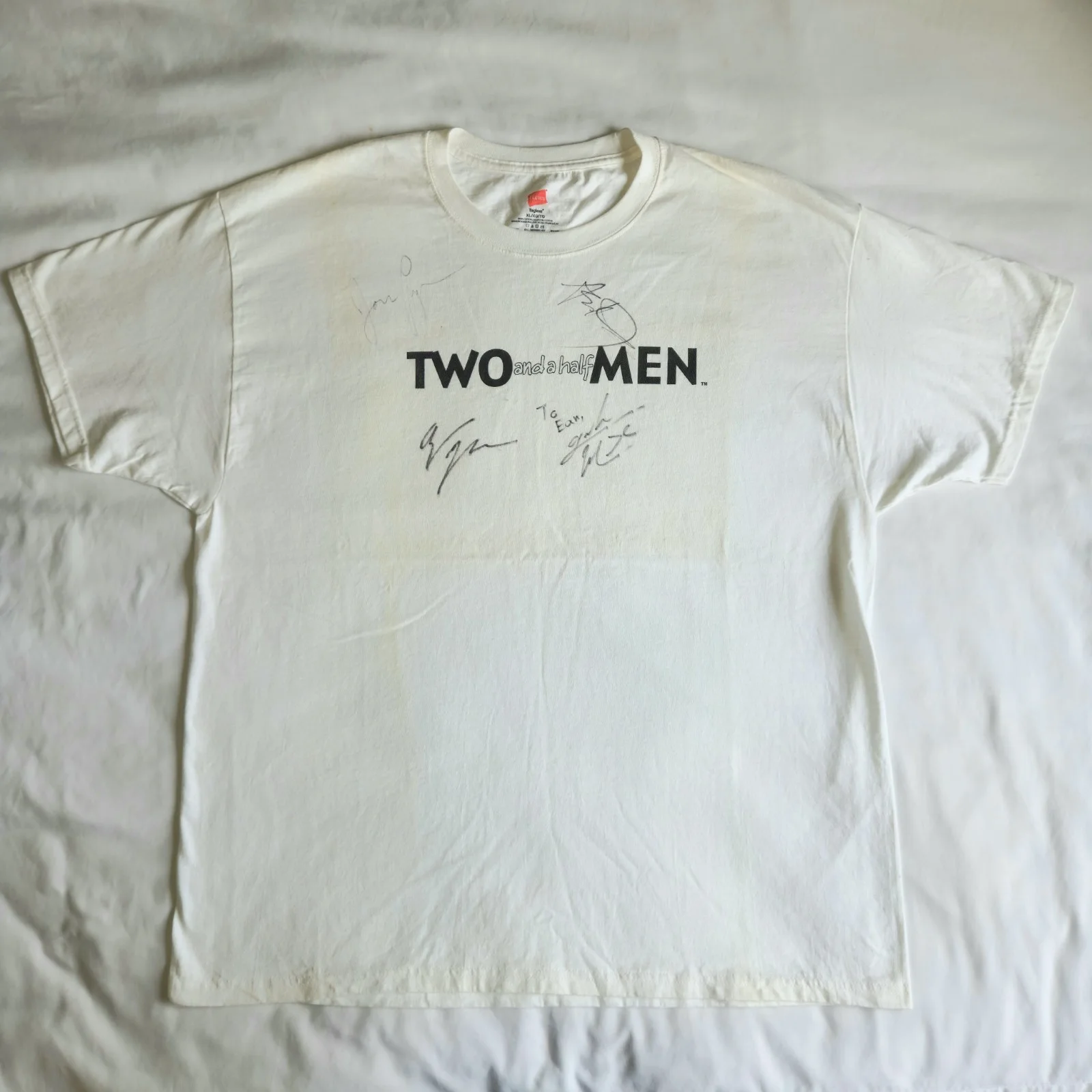 Ashton Kutcher, Jon Cryer, Angus T. Jones, Graham Patrick Martin — Two and a Half Men 4x Hand Signed Cast Autographs Shirt Ashton Kutcher Jon Cryer, изображение 2