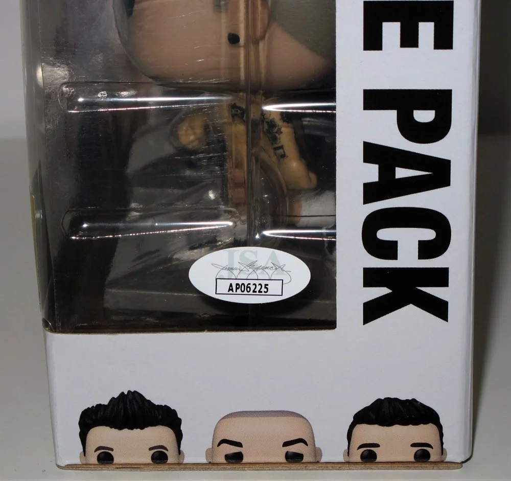 MARK HOPPUS, TRAVIS BARKER - BLINK 182 — MARK HOPPUS & TRAVIS BARKER signed "BLINK 182" HT EXCL FUNKO POP Exact Proof JSA, image 3