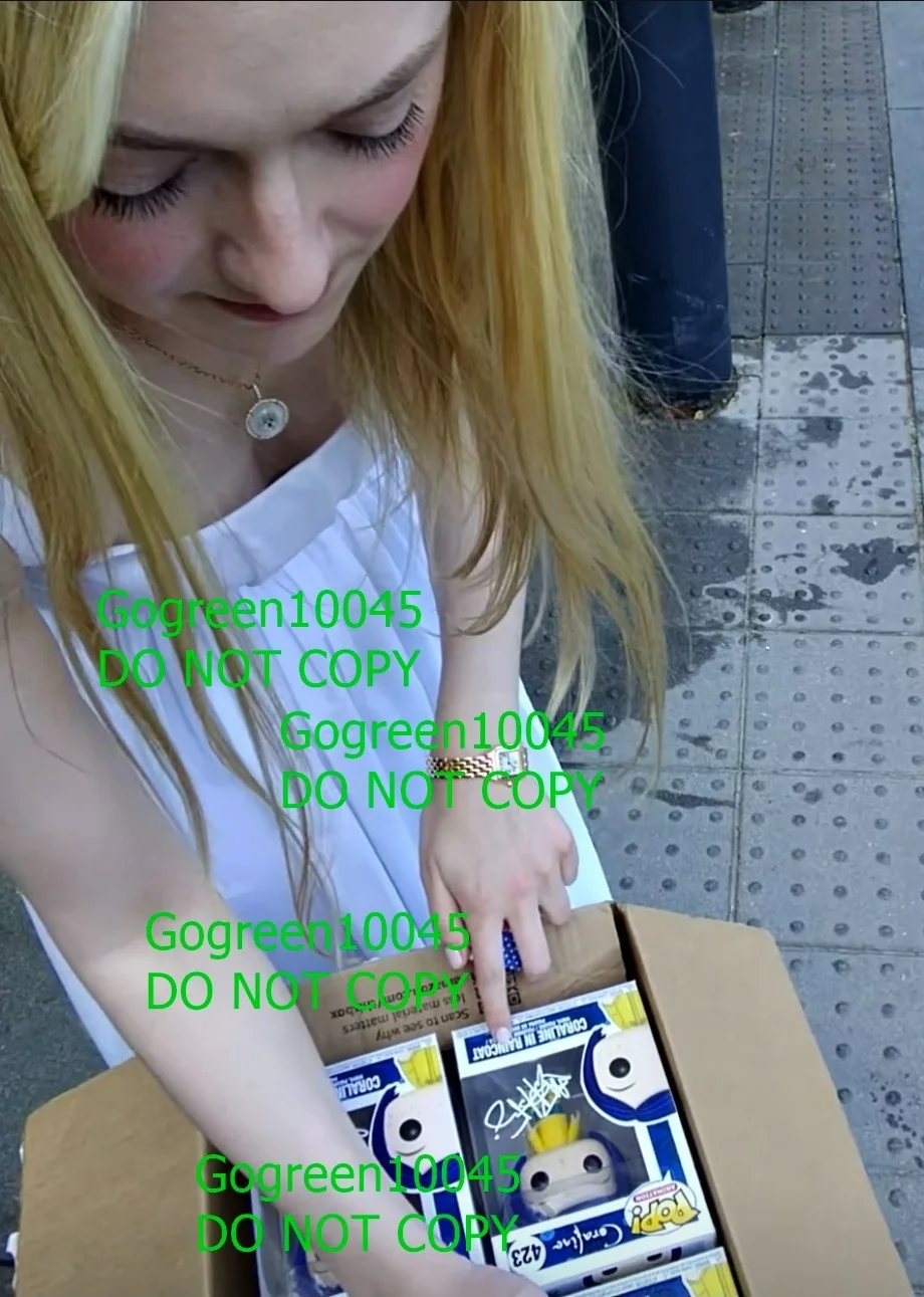 Dakota Fanning — Dakota Fanning signed Corraline funko pop poster photo BAS Beckett, изображение 3
