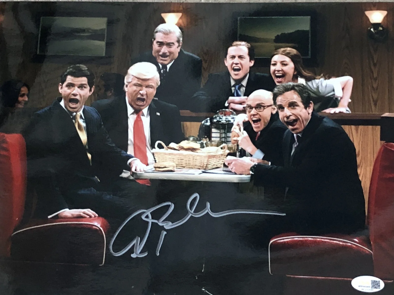 Alec Baldwin — ALEC BALDWIN SIGNED 11X14 PRESIDENT DONALD TRUMP IMPRESSION WITH SNL CAST JSA, изображение 2