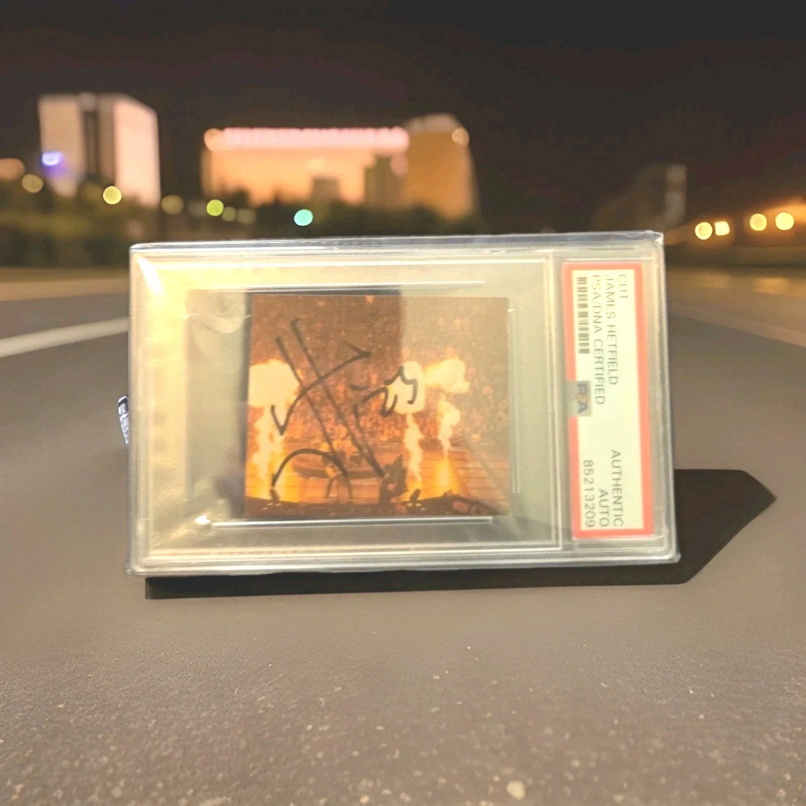 JAMES HETFIELD - METALLICA - SIGNED CUT PHOTO - 2023 - PSA CERT Sm Encapsulated, изображение 2