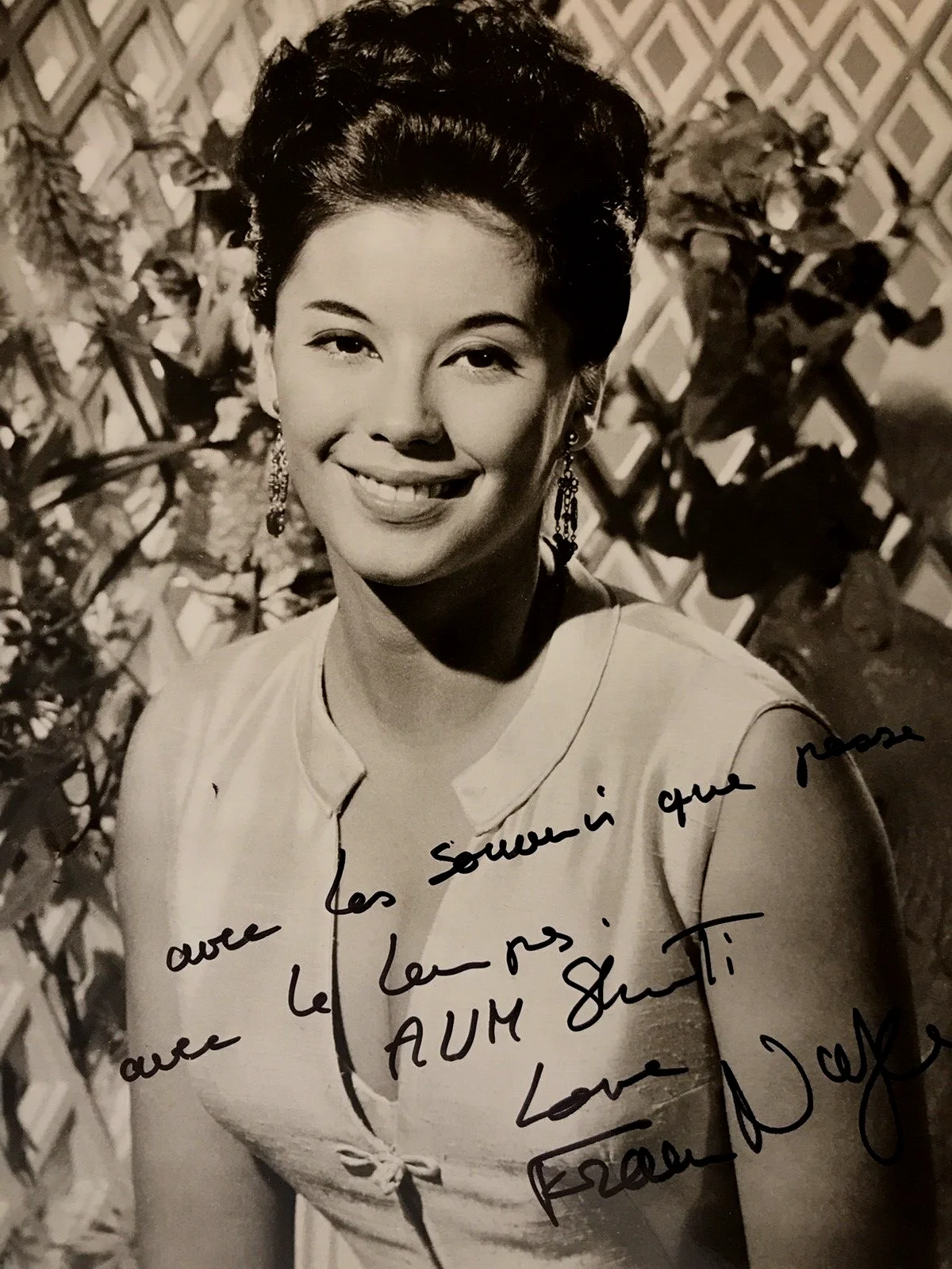 FRANCE NUYEN — FRANCE NUYEN SIGNED PHOTO -SENTIMENT IN FRENCH-"MAN IN THE MIDDLE"