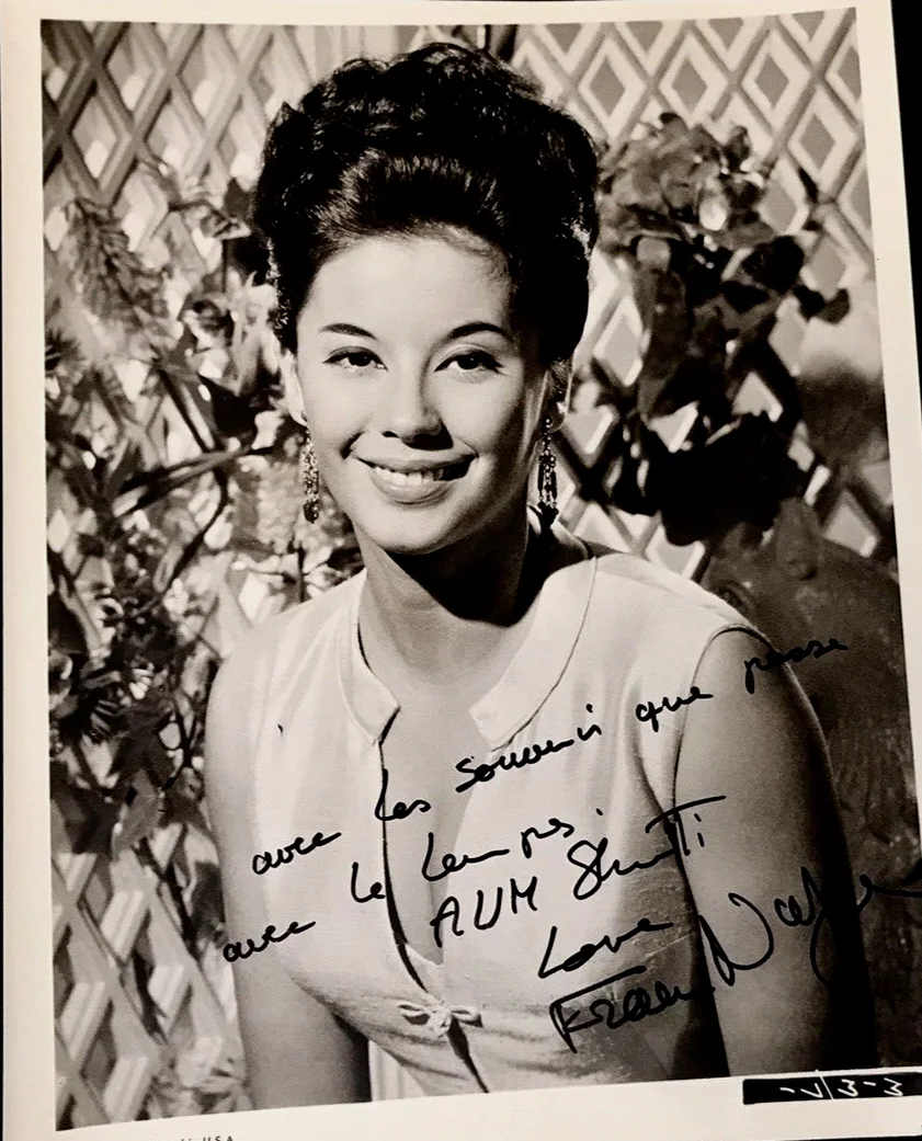 FRANCE NUYEN — FRANCE NUYEN SIGNED PHOTO -SENTIMENT IN FRENCH-"MAN IN THE MIDDLE", изображение 2