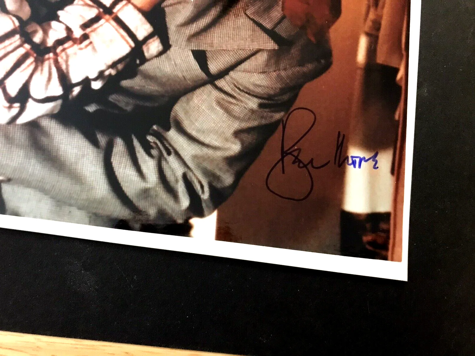 JULIUS W HARRIS, ROGER MOORE — JULIUS HARRIS & ROGER MOORE SIGNED PHOTO "TEE HEE"-JAMES BOND "LIVE & LET DIE", image 3