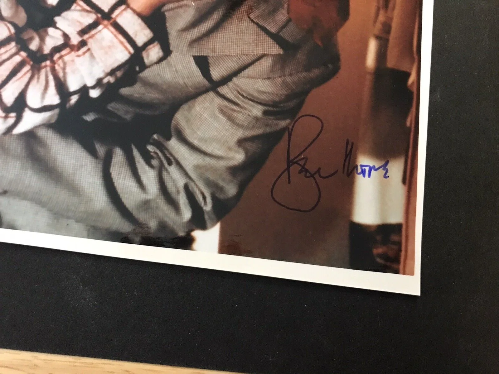 JULIUS W HARRIS, ROGER MOORE — JULIUS HARRIS & ROGER MOORE SIGNED PHOTO "TEE HEE"-JAMES BOND "LIVE & LET DIE", image 5