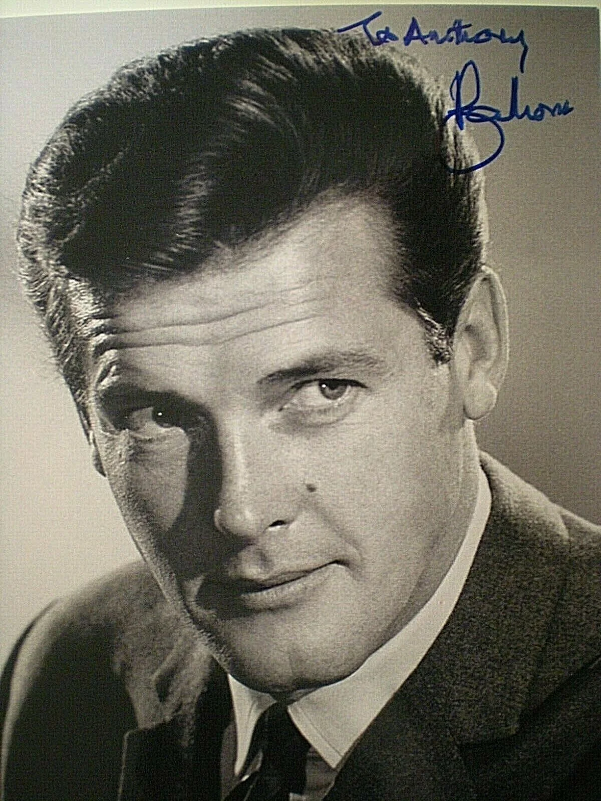 ROGER MOORE — HAND SIGNED PHOTO LATE ROGER MOORE-JAMES BOND 007-"THE SAINT" SIMON TEMPLAR-CERT