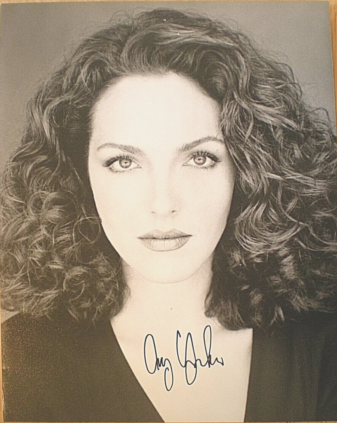 AMY YASBECK — HAND SIGNED PHOTO AMY YASBECK " PRETTY WOMAN" WITH JULIA ROBERTS, изображение 2
