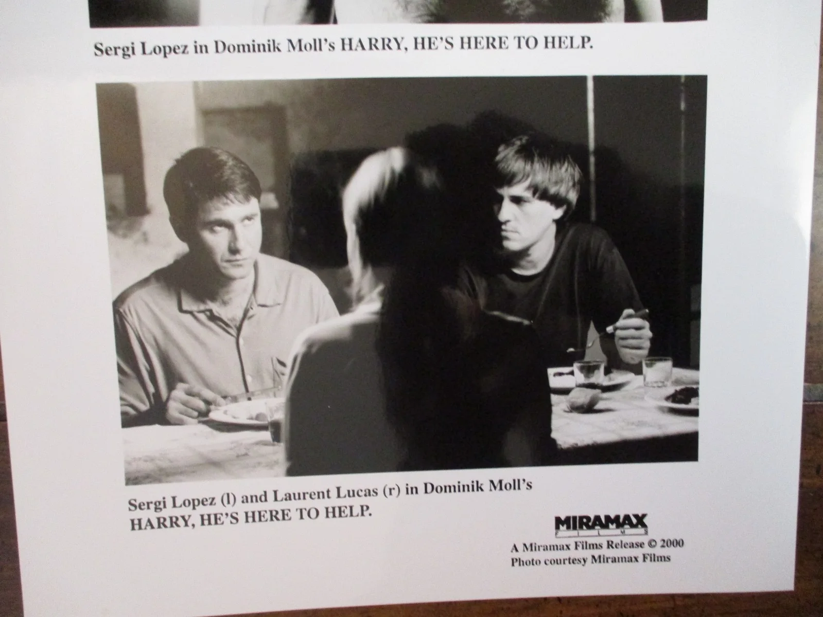 (HARRY HE'S HERE TO HELP)Sergi Lopez/Laurent Lucas/2000 8 x 10 B & W Press Photo, изображение 2