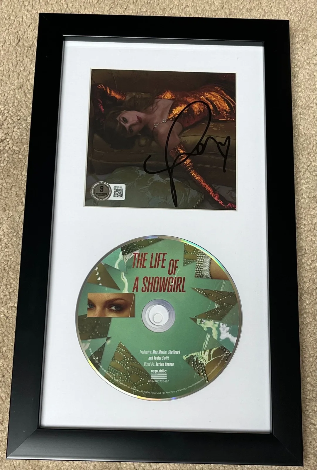 SIGNED AUTO FRAMED TAYLOR SWIFT LIFE OF A SHOWGIRL PHOTO 2 & CD BAS BECKETT COA, изображение 3
