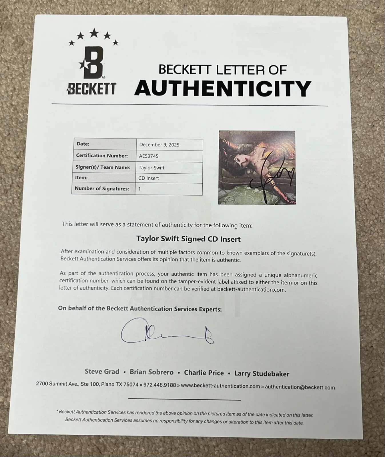 SIGNED AUTO FRAMED TAYLOR SWIFT LIFE OF A SHOWGIRL PHOTO 2 & CD BAS BECKETT COA, изображение 5