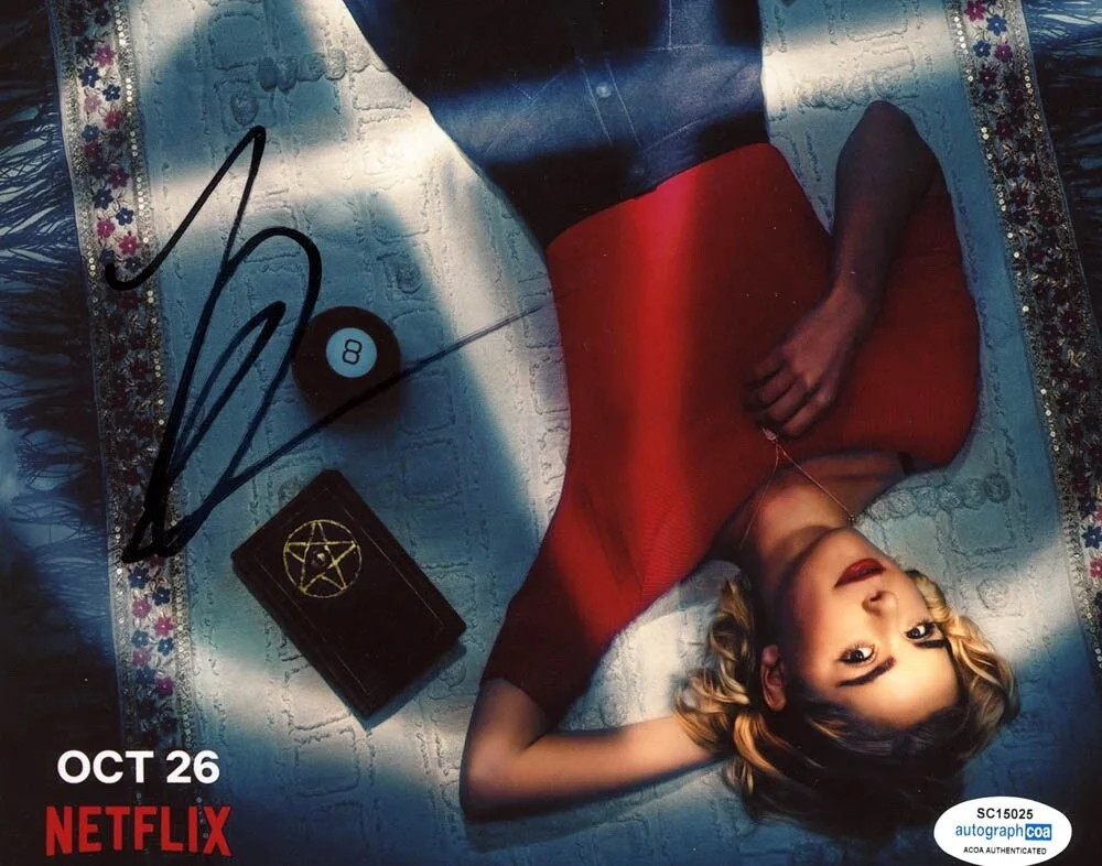 KIERNAN SHIPKA — Kiernan Shipka signed "CHILLING ADVENTURES OF SABRINA" 8x12 Photo PROOF b ACOA, изображение 4