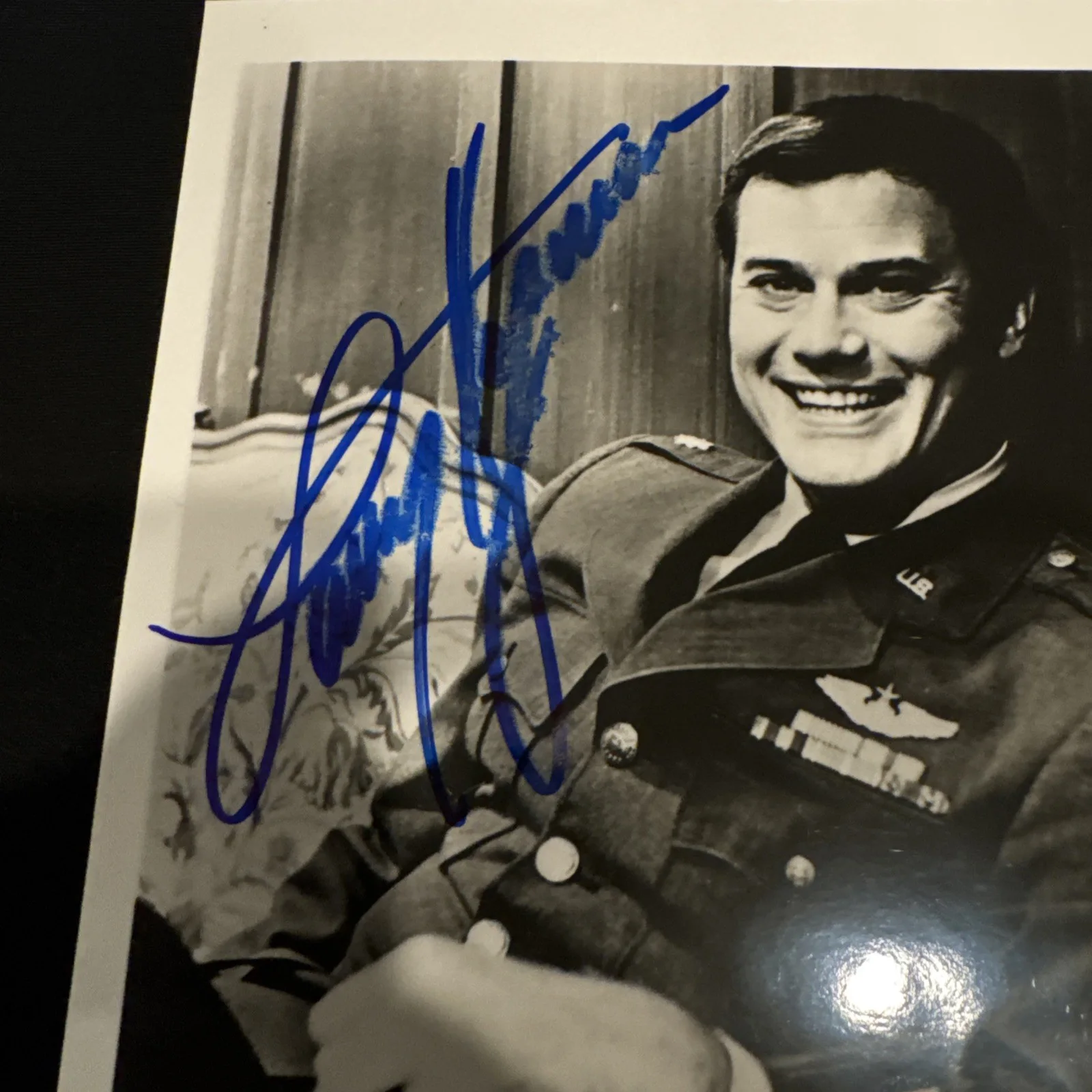 Larry — I DREAM OF JEANNIE photo signed by LARRY HAGMAN b&w 8x10 blue ink PSA COA, изображение 4