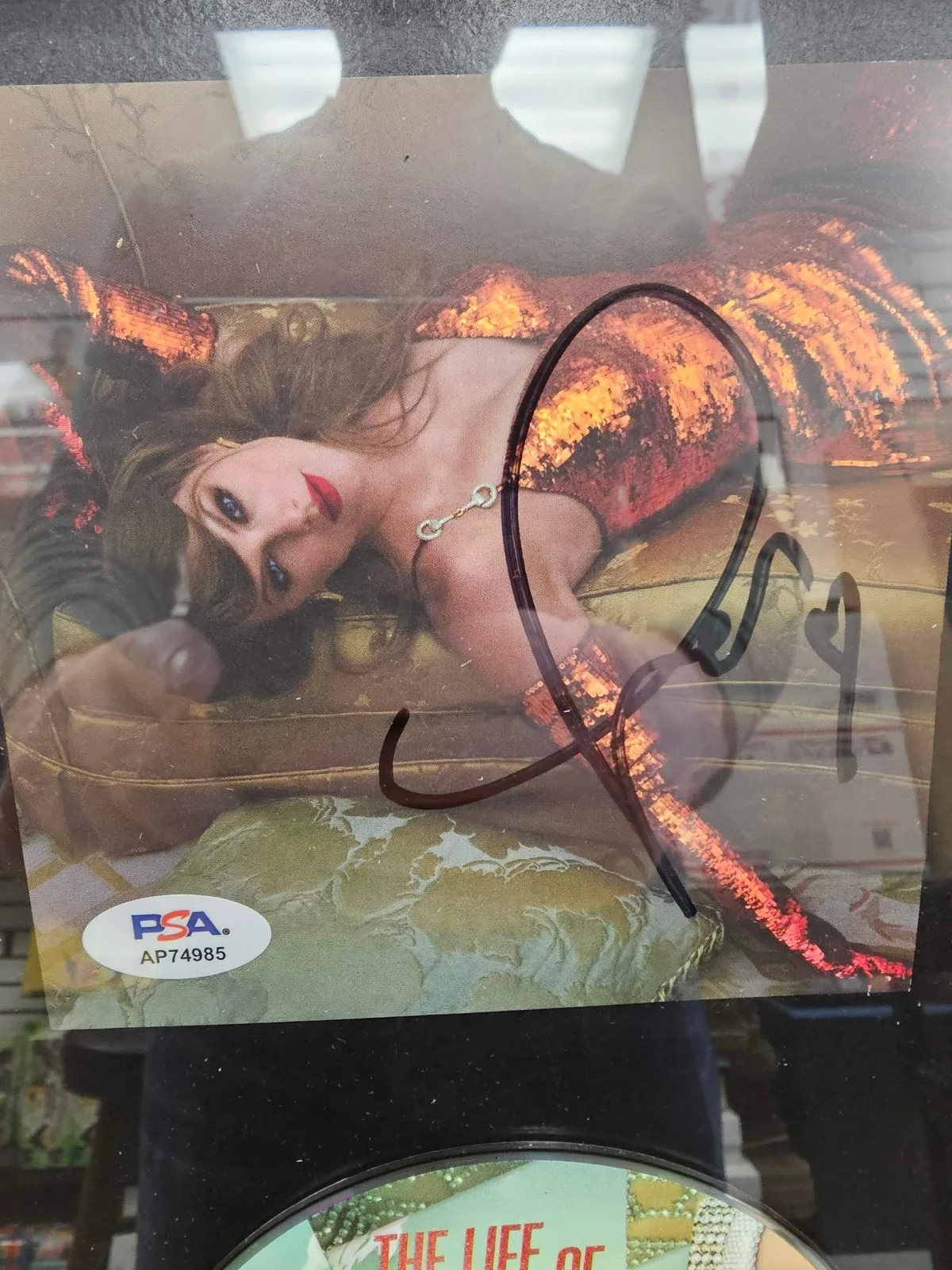 Taylor Swift — Taylor Swift Signed Autographed Framed CD The Life of a Showgirl PSA Cert, изображение 2