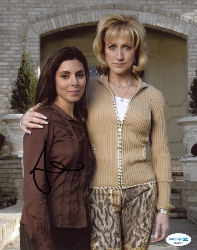 Jamie-Lynn Sigler — *MEADOW SOPRANO POSED* Jamie-Lynn Sigler Signed 8x10 Autograph ACOA