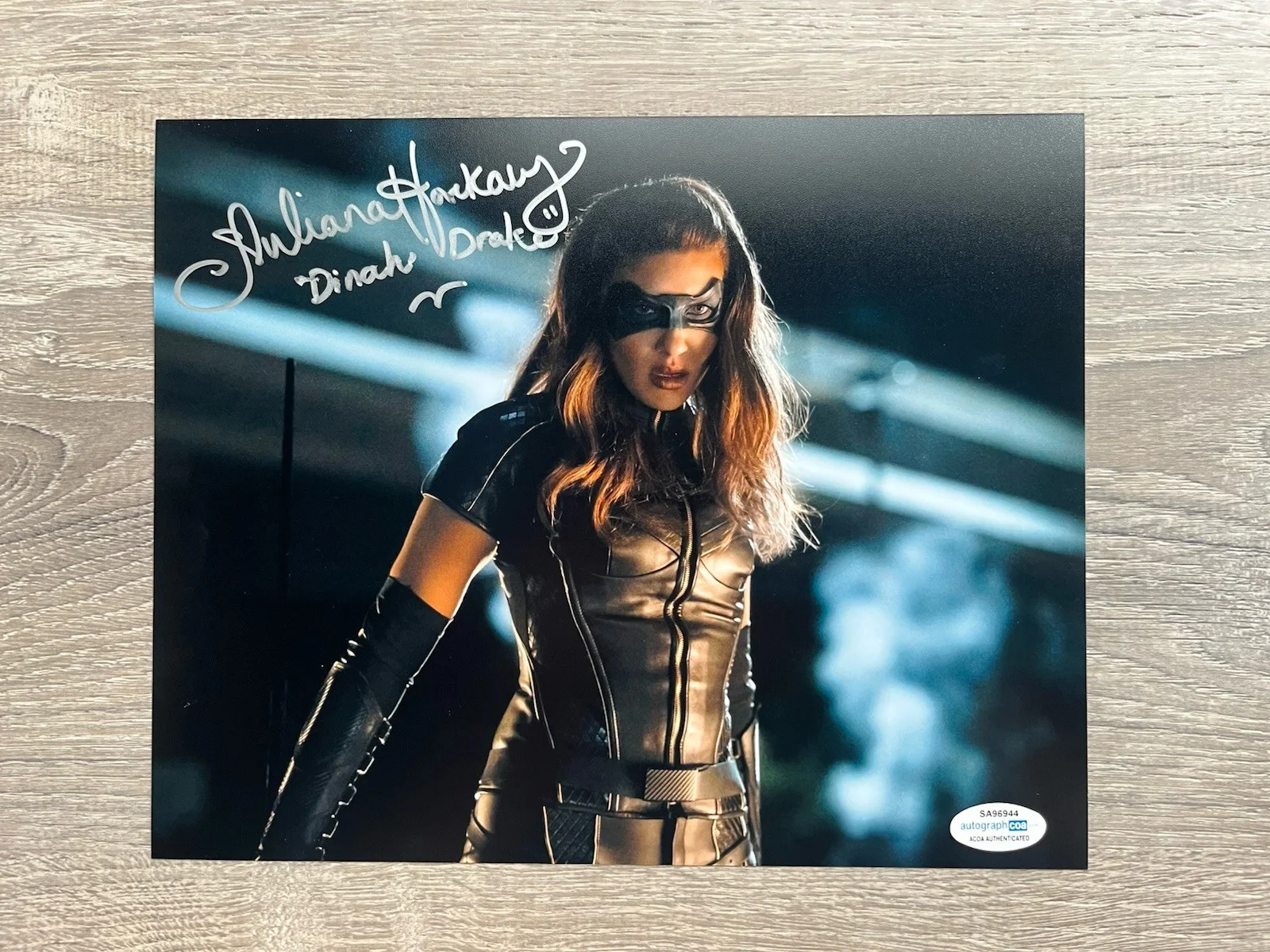 Juliana Harkavy — Juliana Harkavy Signed Black Canary 8x10 Photo ACOA Arrow DC Dinah Drake, изображение 2
