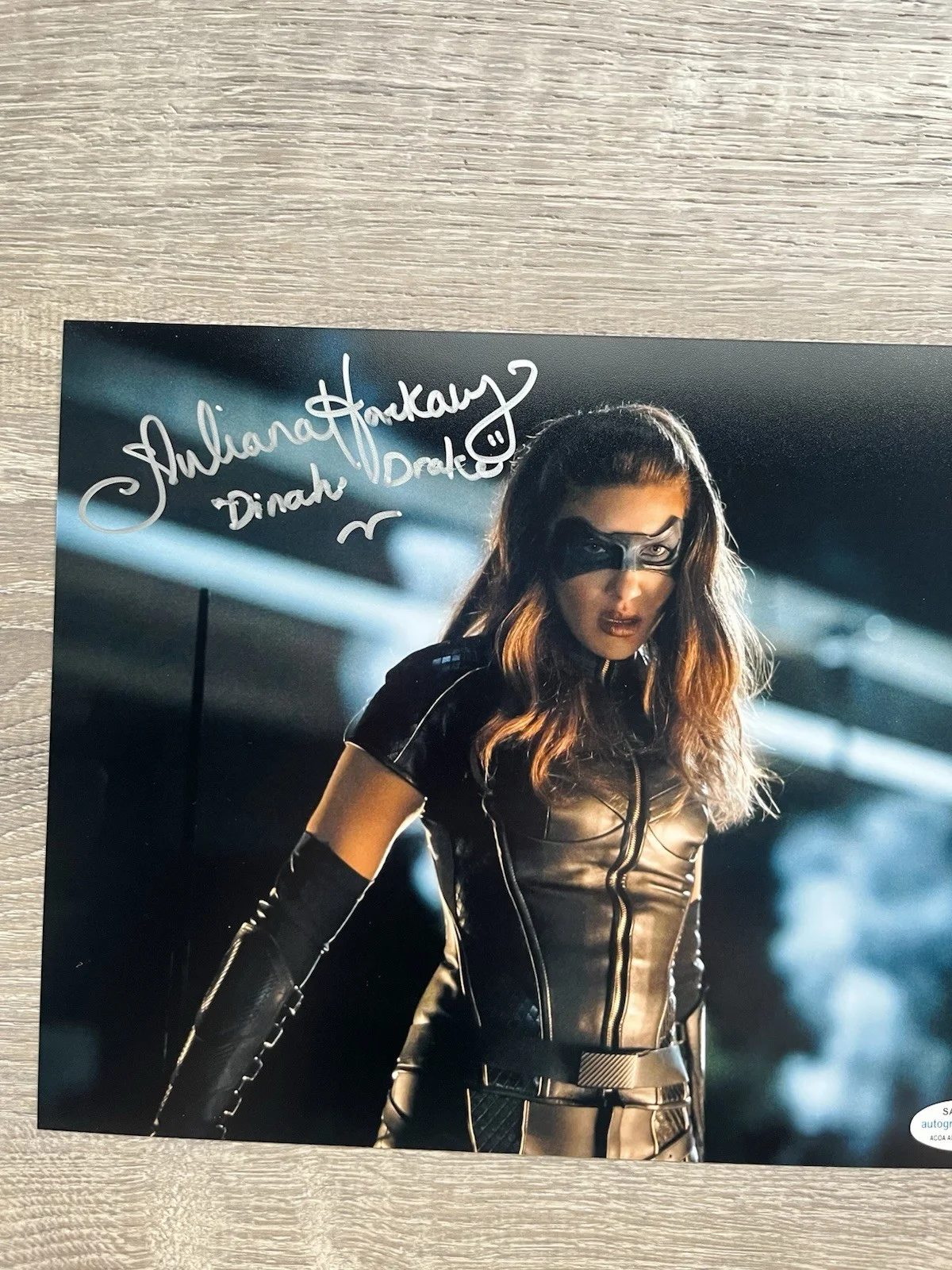 Juliana Harkavy — Juliana Harkavy Signed Black Canary 8x10 Photo ACOA Arrow DC Dinah Drake, изображение 3