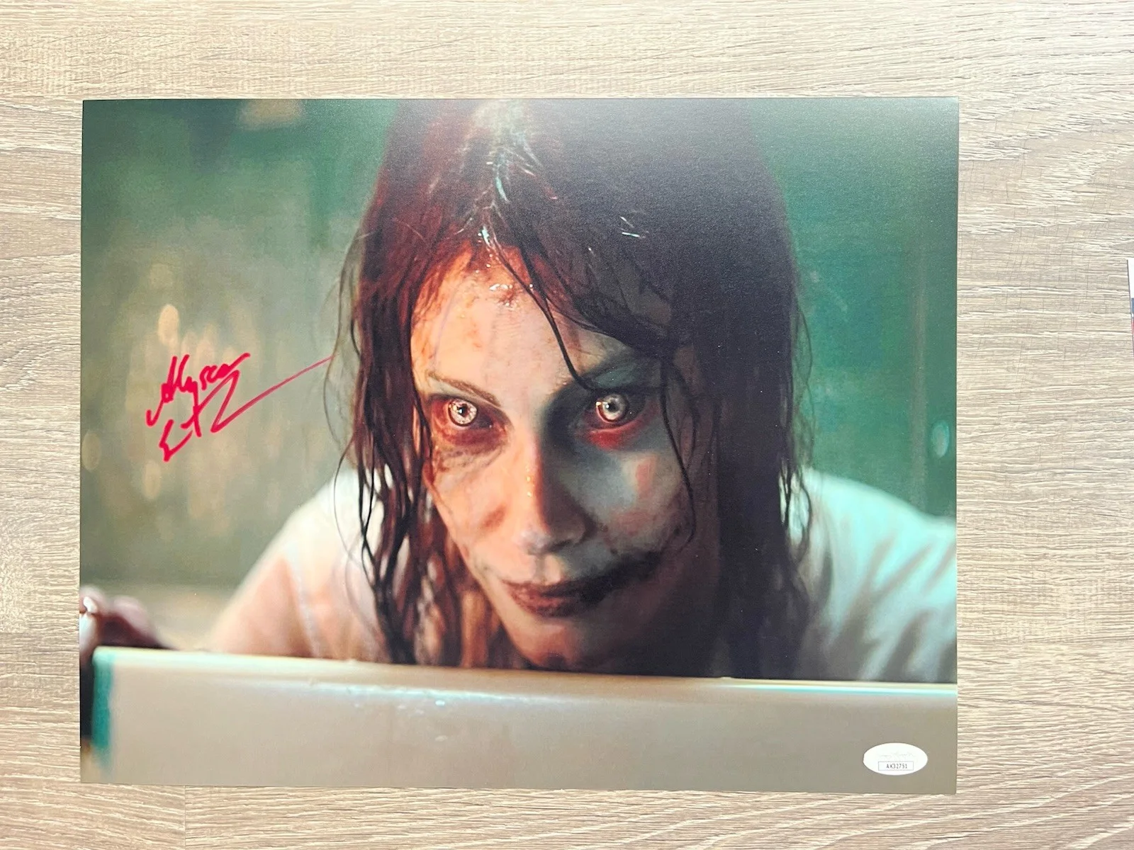 Alyssa Sutherland — Alyssa Sutherland Signed Evil Dead Rise 11x14 Photo JSA COA Ellie Horror Auto, изображение 2