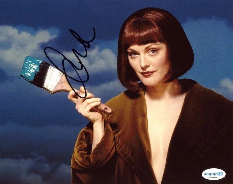 Julianne Moore — *OPEN TOP WITH PAINT BRUSH* Julianne Moore Signed 8x10 Autograph ACOA