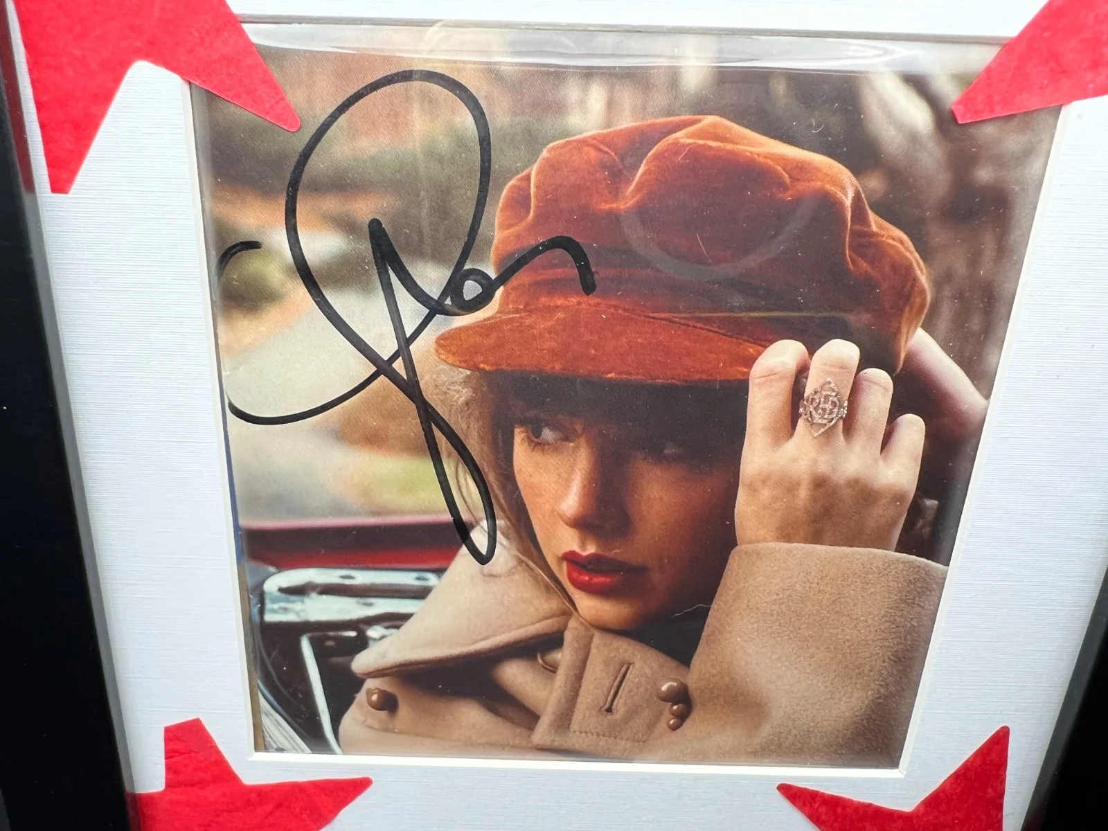 Taylor Swift Signed Red TV CD Album Framed w/ Eras Tour Confetti PSA/DNA, изображение 2