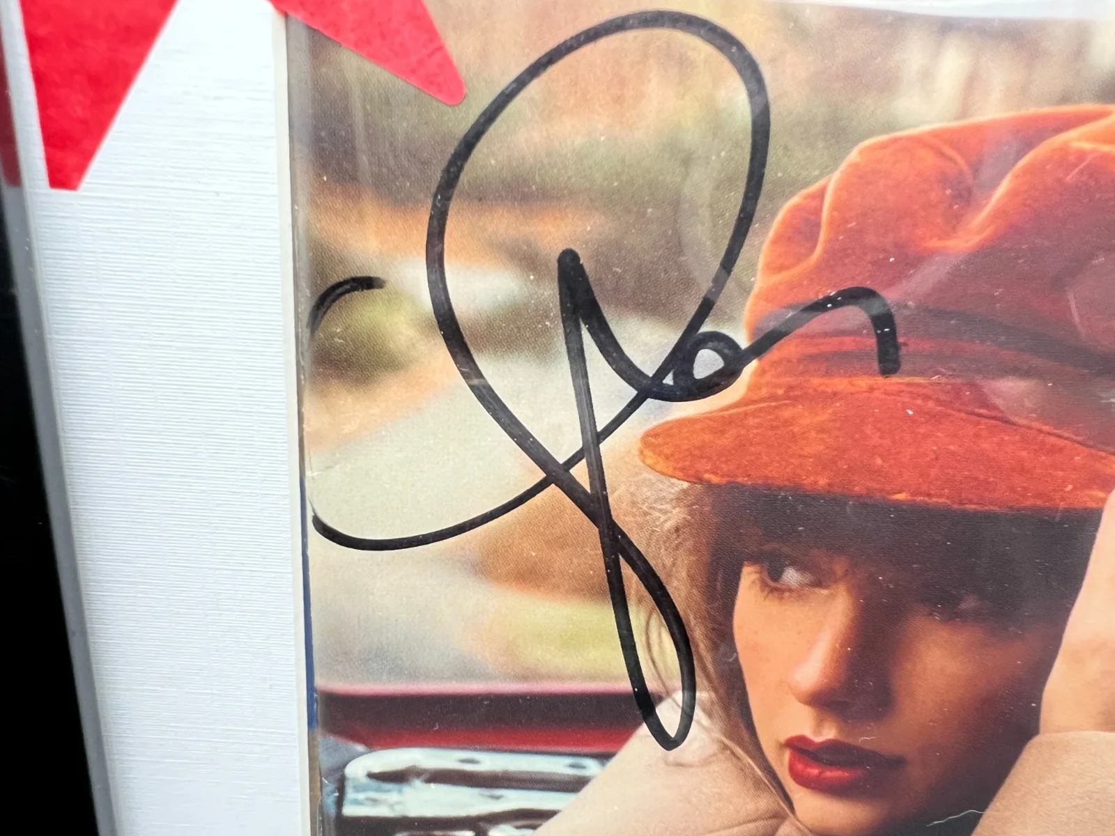 Taylor Swift Signed Red TV CD Album Framed w/ Eras Tour Confetti PSA/DNA, изображение 3