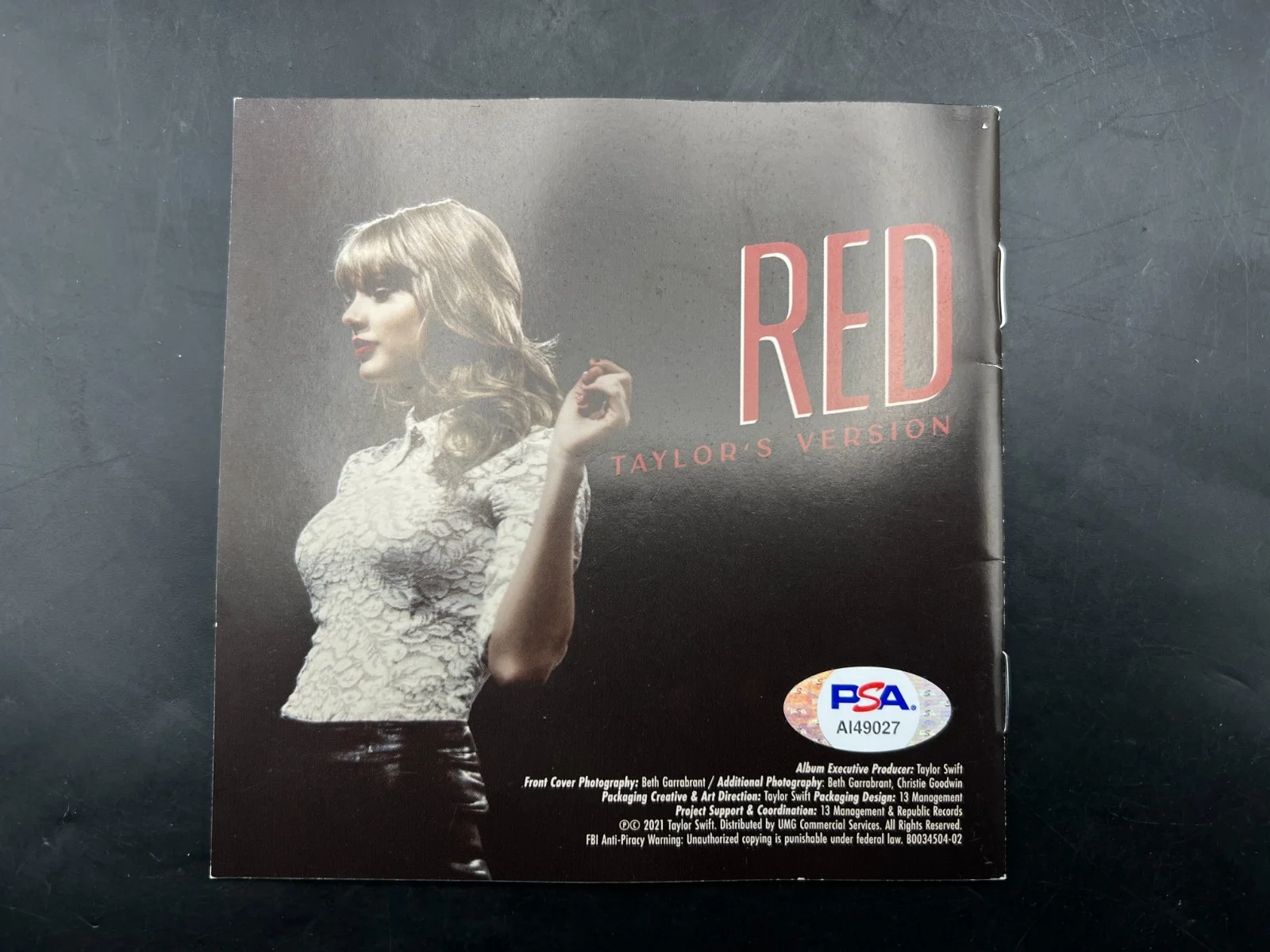 Taylor Swift Signed Red TV CD Album Framed w/ Eras Tour Confetti PSA/DNA, изображение 5