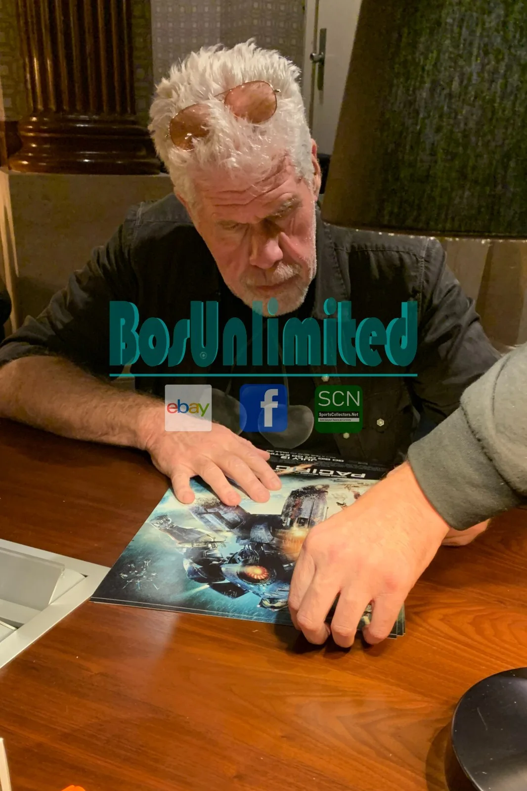 Charlie Hunnam — Charlie Hunnam & Ron Perlman SIGNED Pacific Rim 11x17 Photo EXACT PROOF JSA, изображение 5