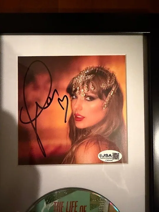 Taylor Swift signed autographed The Life Of A Show Girl CD Photo 1 Framed JSA, изображение 2