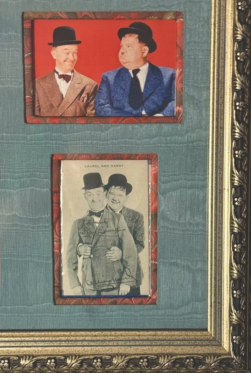 Rare Stan Laurel Oliver Hardy Autograph Signed 40'/50's Artvue Post Card Display, изображение 2