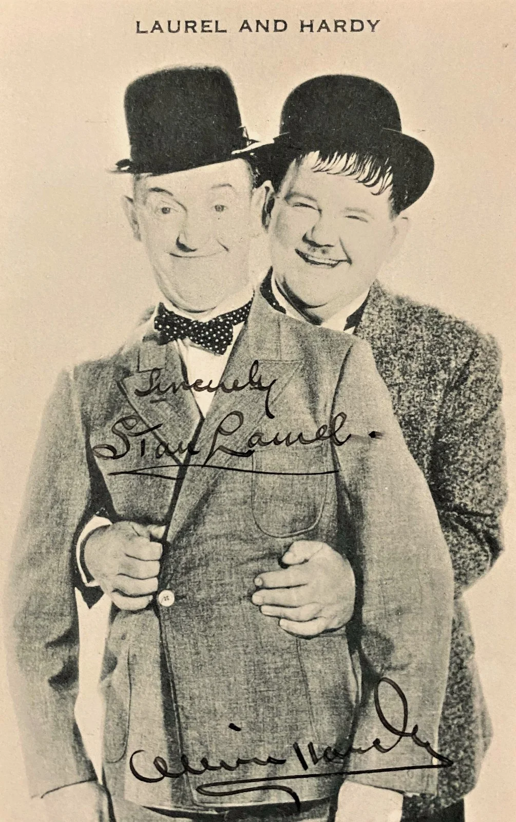 Rare Stan Laurel Oliver Hardy Autograph Signed 40'/50's Artvue Post Card Display, изображение 4