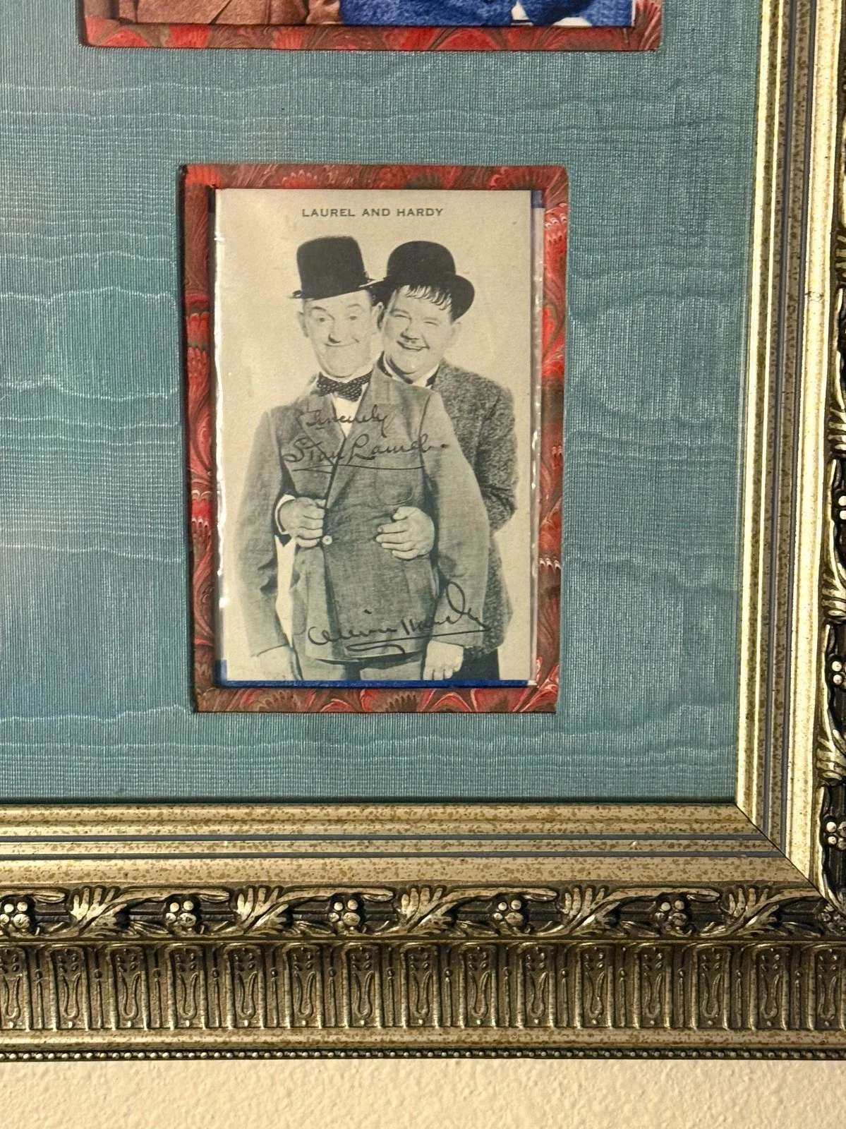 Rare Stan Laurel Oliver Hardy Autograph Signed 40'/50's Artvue Post Card Display, изображение 5