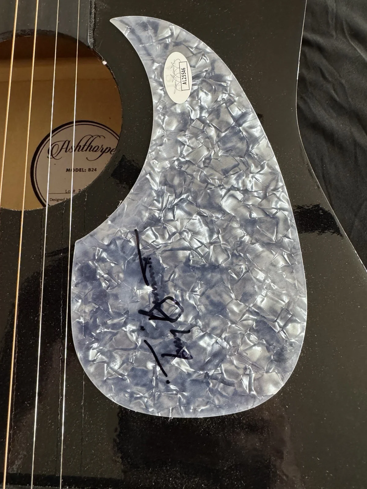 Tony Bennett — TONY BENNETT SIGNED AUTOGRAPH CUSTOM ACOUSTIC GUITAR - VERY RARE! JSA COA, изображение 2
