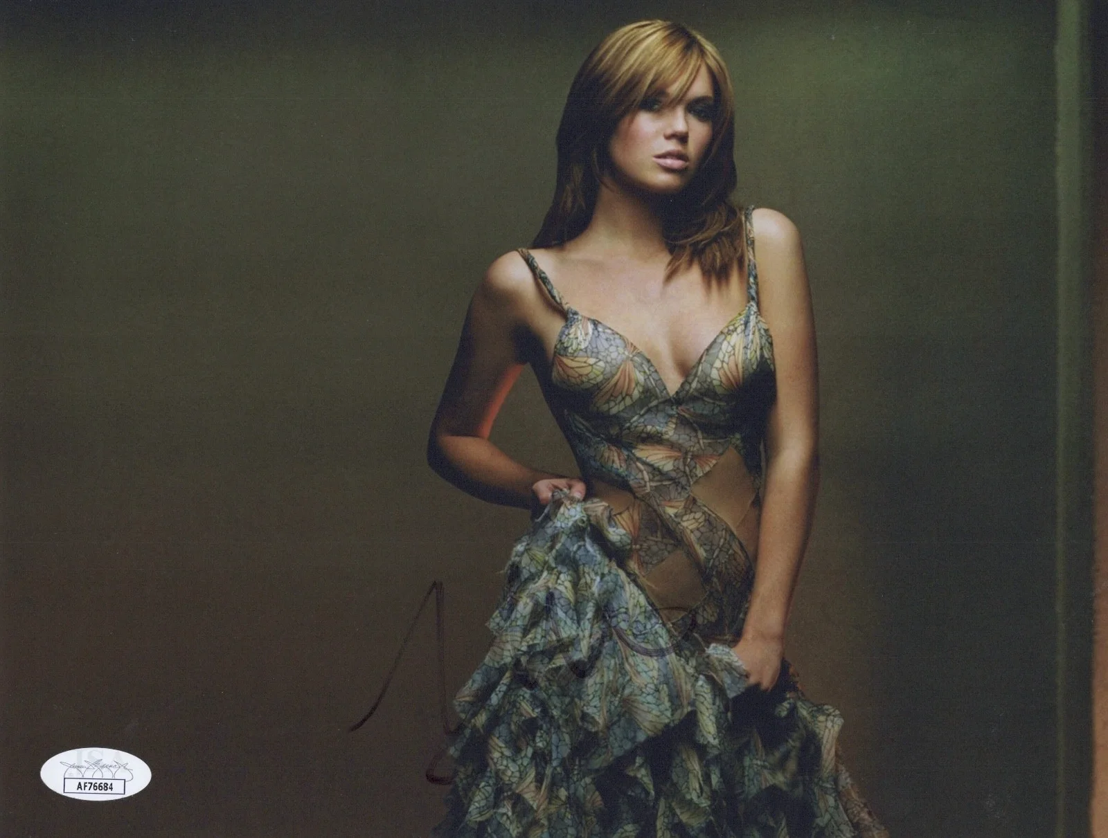 MANDY MOORE — MANDY MOORE Authentic Hand-Signed "THIS IS US" 8x10 Photo (JSA COA)