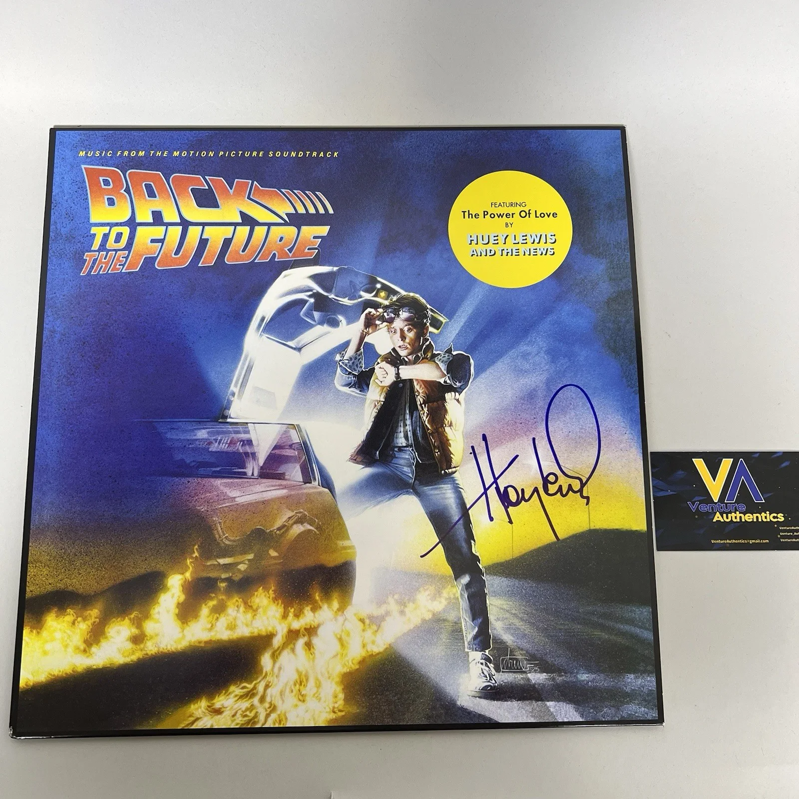 Huey Lewis — Huey Lewis Signed Back To The Future Soundtrack Album Vinyl w/ JSA COA, изображение 2