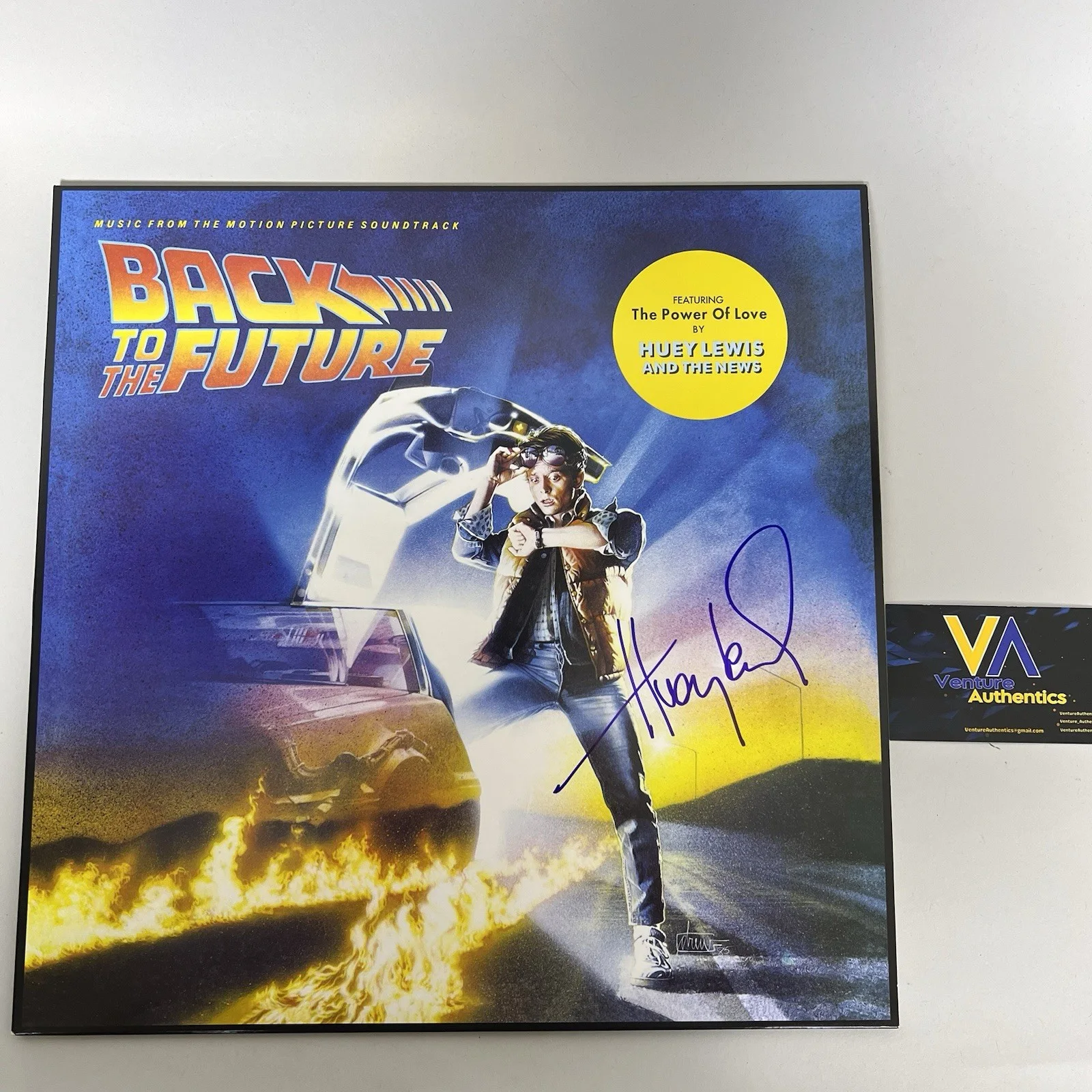 Huey Lewis — Huey Lewis Signed Back To The Future Soundtrack Album Vinyl w/ JSA COA, изображение 5