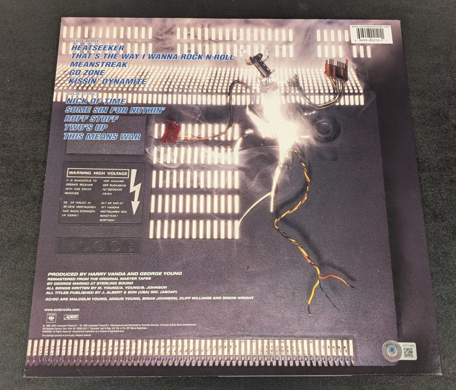 AC/DC ANGUS YOUNG signed auto "BLOW UP YOUR VIDEO" RECORD LP BECKETT LOA (BAS), изображение 3