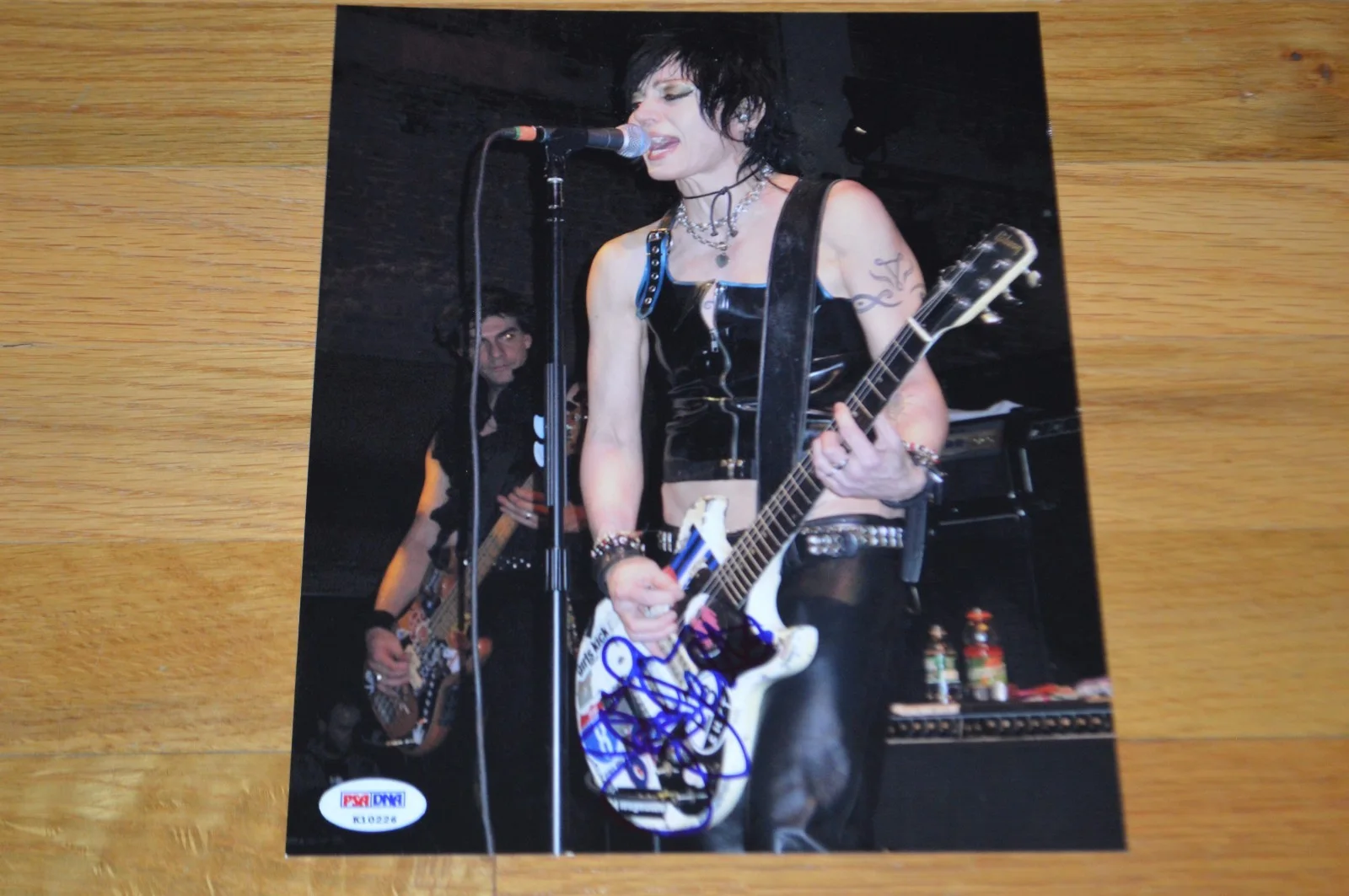 Joan Jett Autographed 8x10 Photo with PSA/DNA COA ~ Joan Jett & The Blackhearts, изображение 2