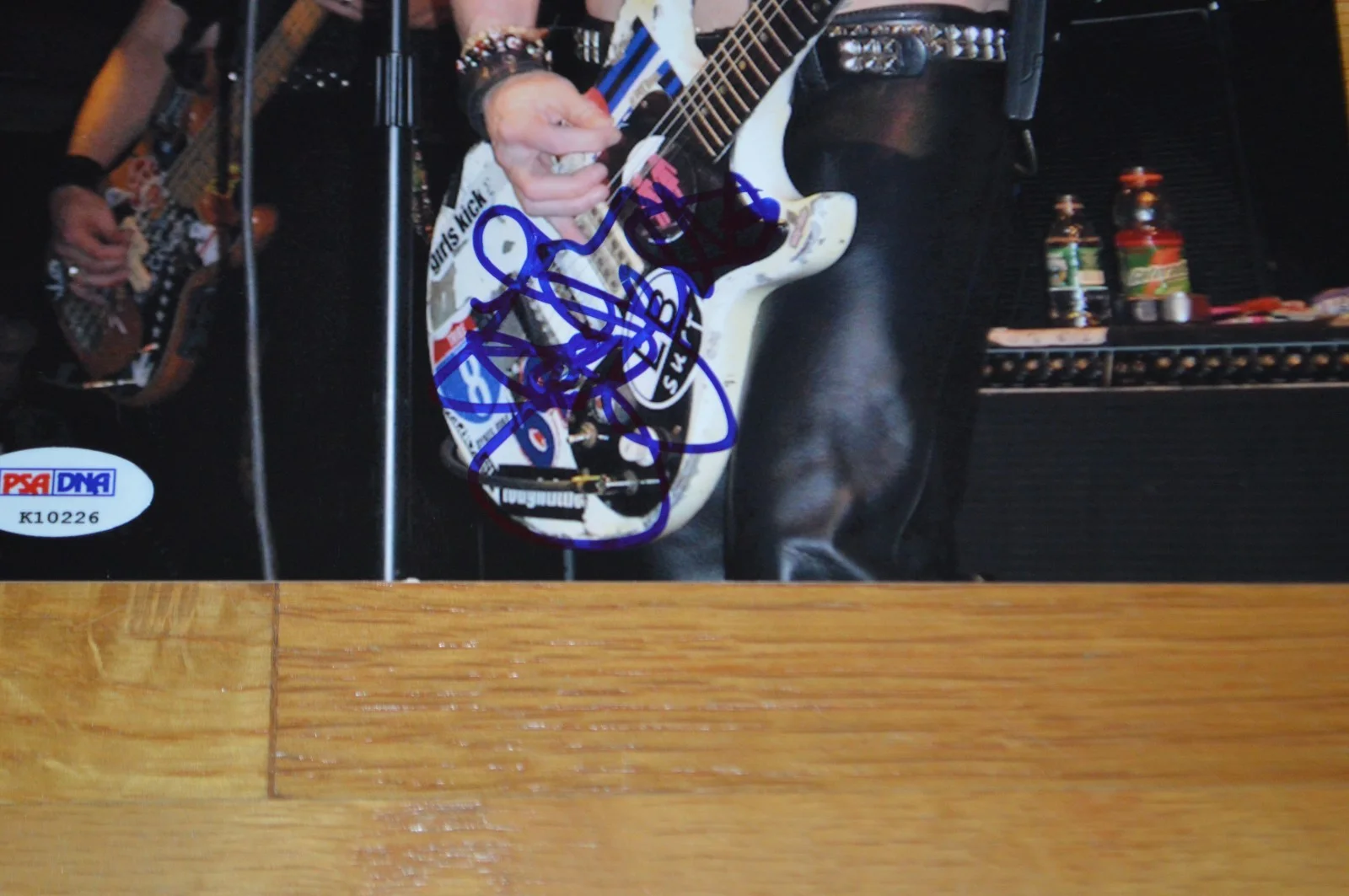 Joan Jett Autographed 8x10 Photo with PSA/DNA COA ~ Joan Jett & The Blackhearts, изображение 3