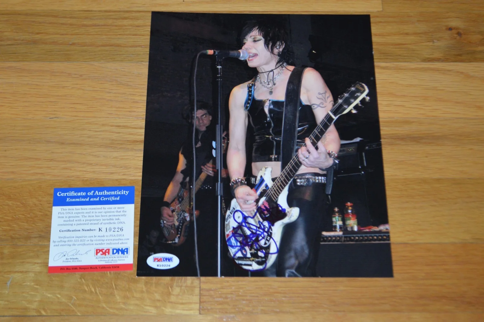 Joan Jett Autographed 8x10 Photo with PSA/DNA COA ~ Joan Jett & The Blackhearts, изображение 4