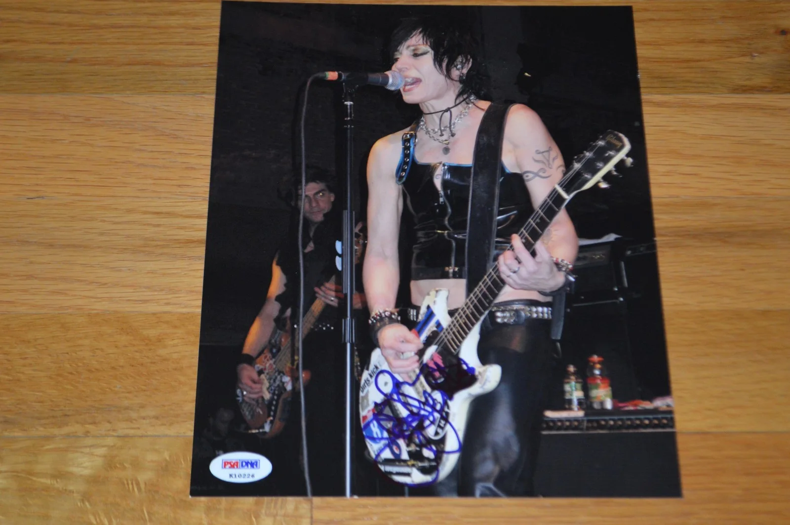 Joan Jett Autographed 8x10 Photo with PSA/DNA COA ~ Joan Jett & The Blackhearts, изображение 5