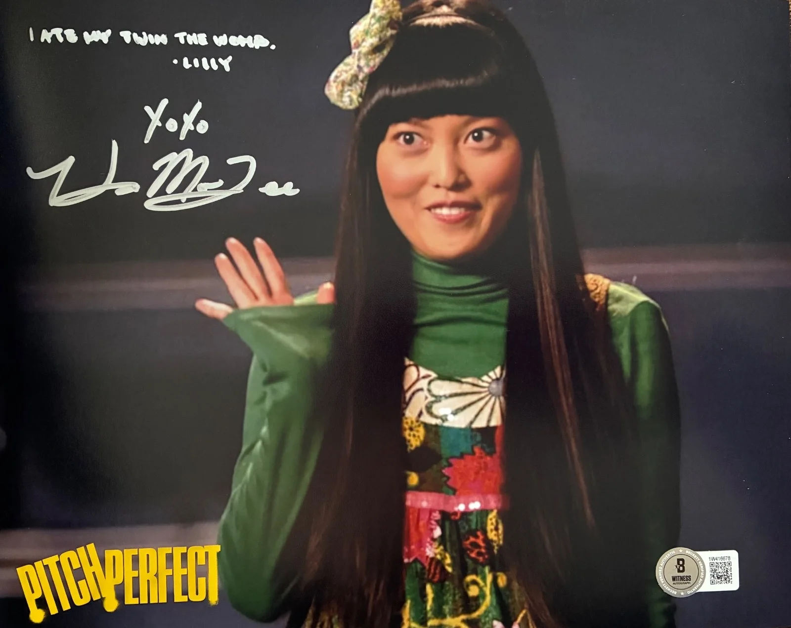 Hana Mae Lee — Pitch Perfect Autograph 8x10, Hana Mae Lee (Beckett)