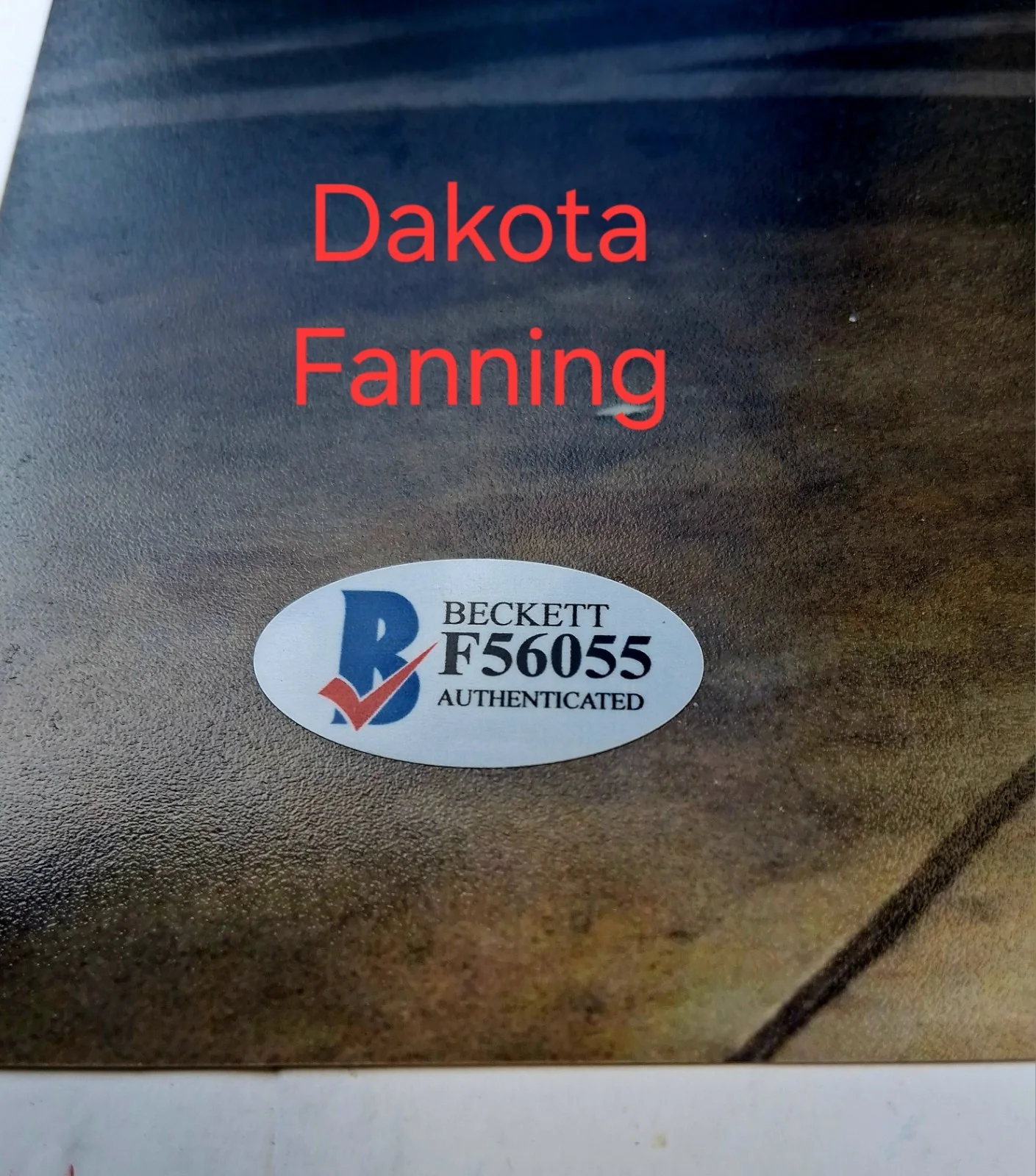 DAKOTA FANNING SIGNED 12X18 PHOTO Beckett Cert. # F56055, изображение 2