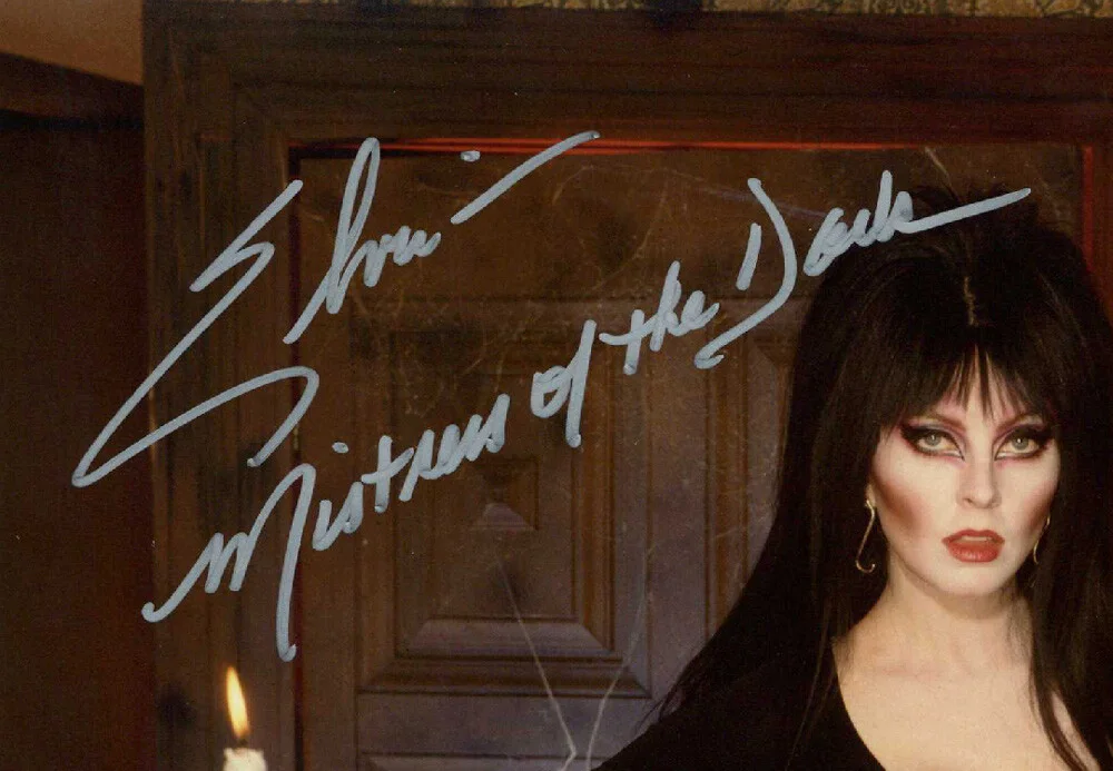 ELVIRA CASSANDRA PETERSON SIGNED AUTOGRAPHED 11x14 PHOTO HORROR ICON BECKETT BAS, изображение 2