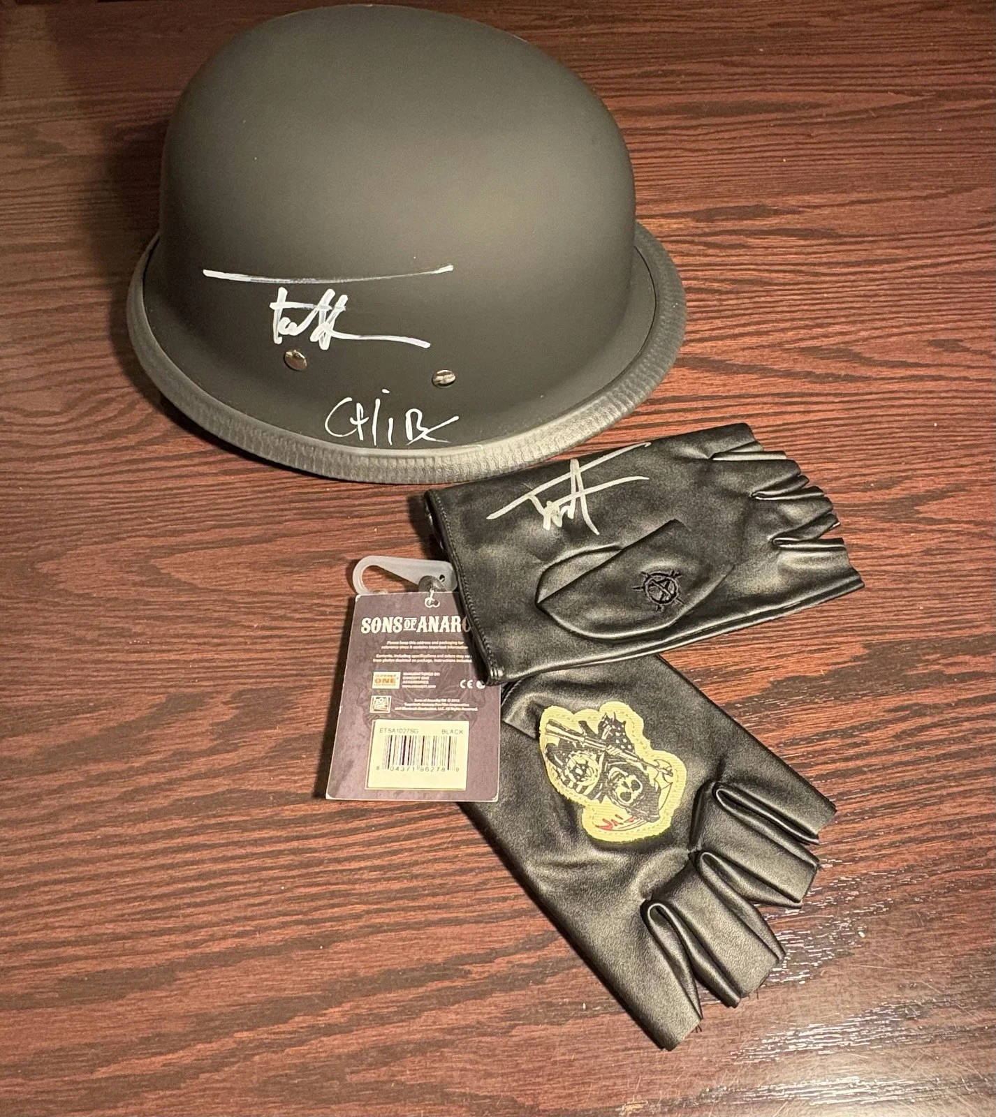Tommy Flanagan — Tommy Flanagan “Chibs”, Sons Of Anarchy, Signed Biker Helmet & Gloves, Radtke