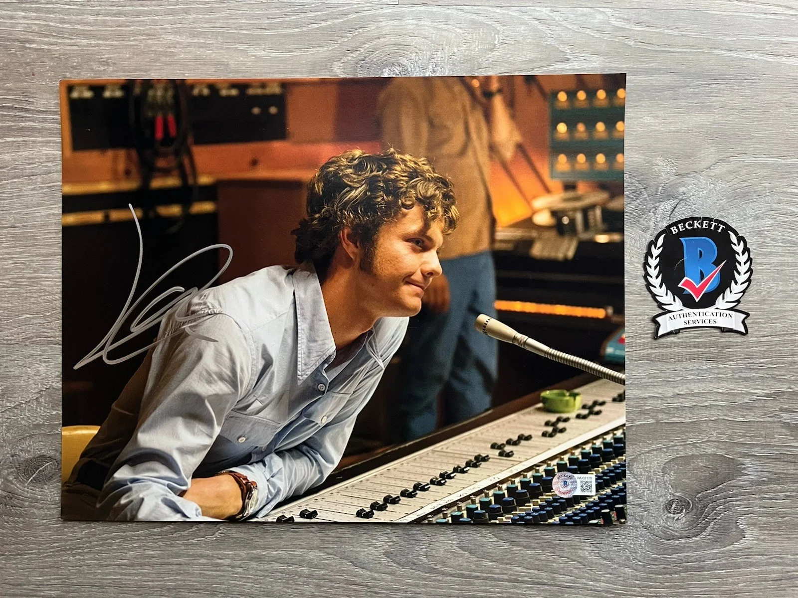 Jack Quaid — Jack Quaid Signed Vinyl 11x14 Photo Beckett COA Hughie