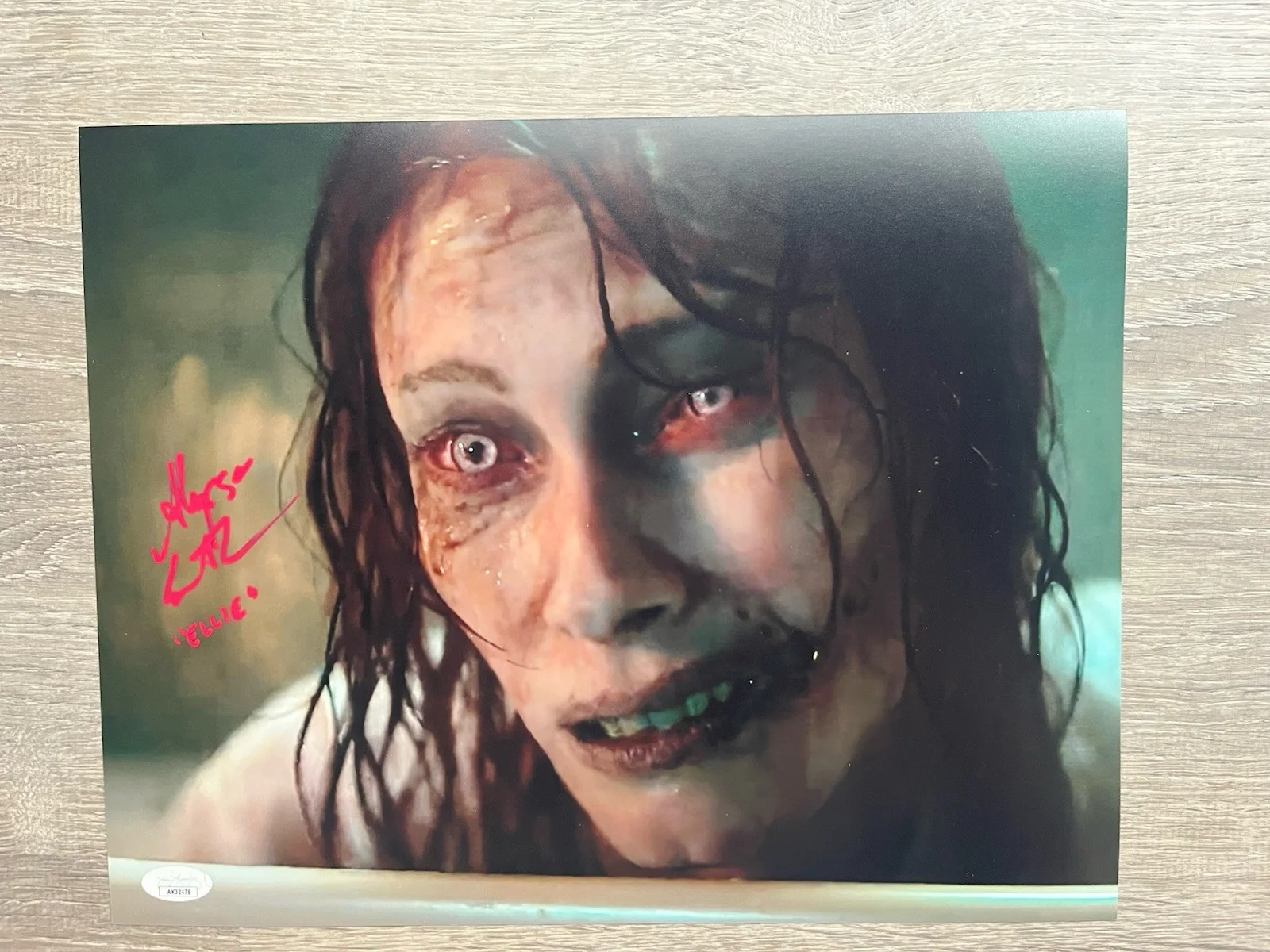 Alyssa Sutherland — Alyssa Sutherland Signed Evil Dead Rise 11x14 Photo JSA COA Ellie Horror Auto, изображение 2